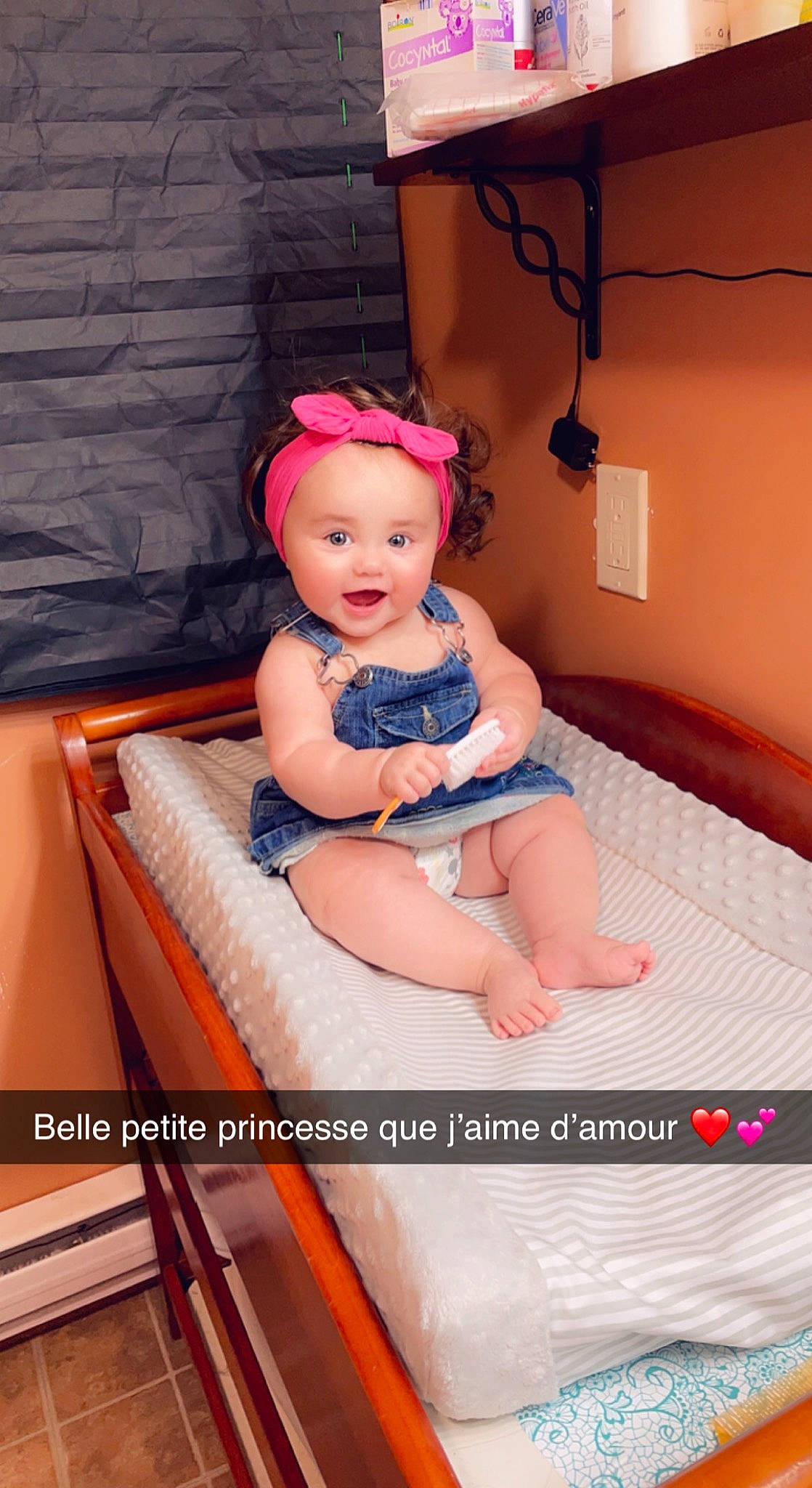 Léarose a rejoint le concours — aidez-le/la à gagner de superbes lots ! baby, baby_toddler_clothing, child, comfort, flash_photography, flooring, foot, fun, happy, human_leg, leg, leisure, magenta, person, pink, room, sitting, skin, textile, thigh