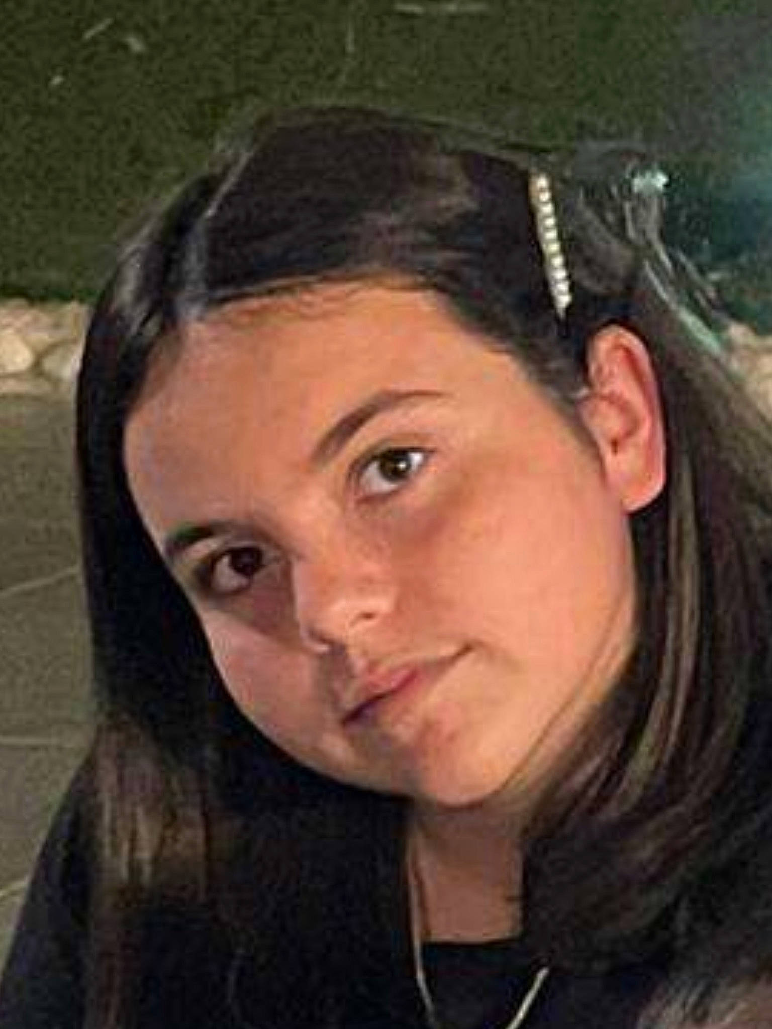 Roma participe au concours pour gagner de l'argent avec cette photo : bangs, black_hair, brown_hair, cheek, ear, eye, eyebrow, eyelash, fashion_accessory, flash_photography, forehead, fun, happy, jaw, layered_hair, lip, long_hair, neck, nose, outerwear