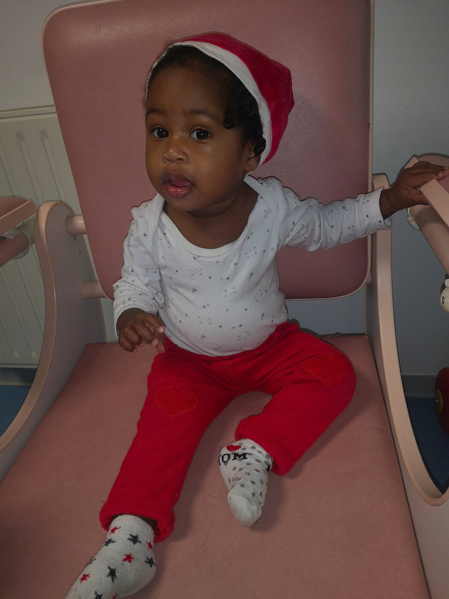 Kayla a rejoint le concours — aidez-le/la à gagner de superbes lots ! baby, baby_toddler_clothing, cap, chair, cheek, child, comfort, fun, human_leg, knee, person, pink, skin, sleeve, sock, standing, thigh, thumb, toddler, watch