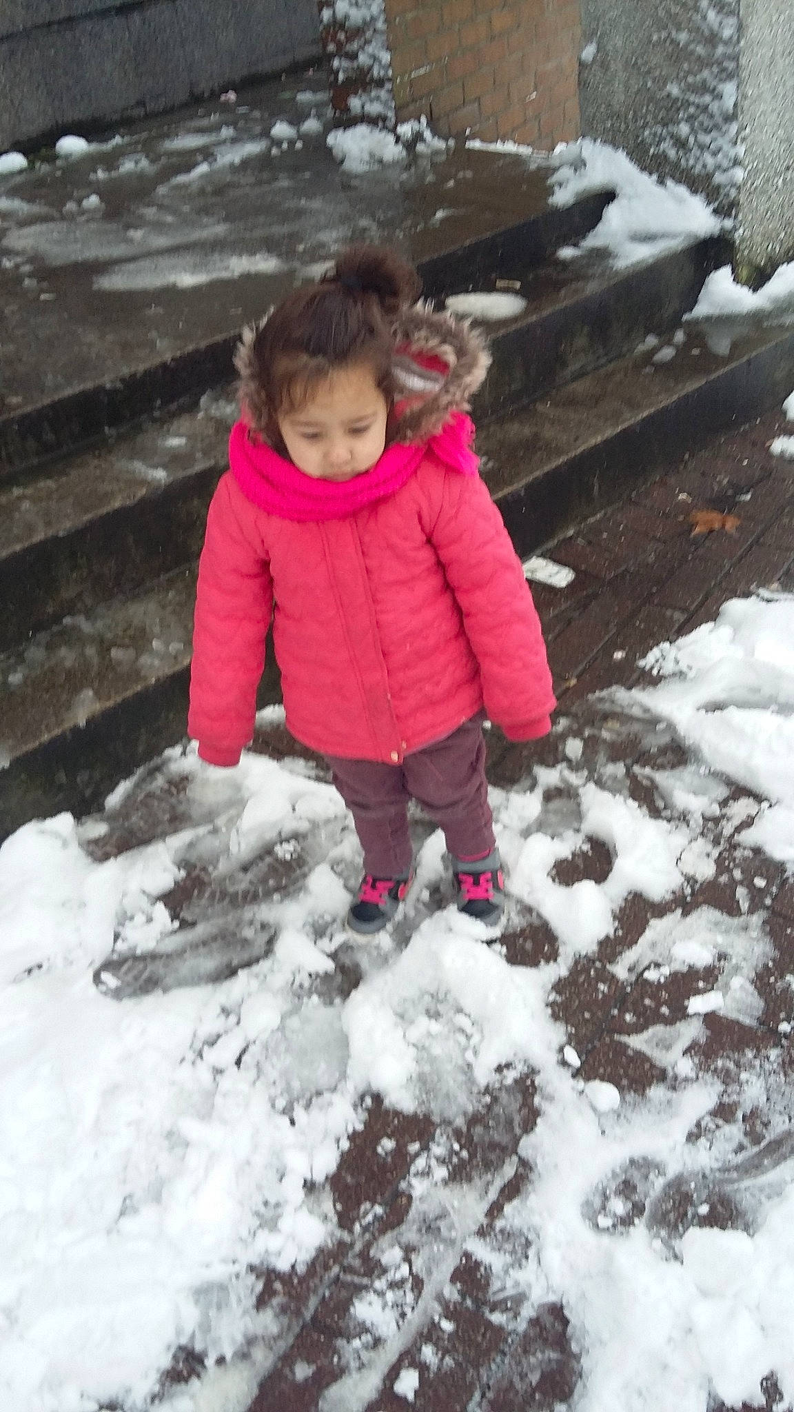 Aïcha a rejoint le concours — aidez-le/la à gagner de superbes lots ! child, freezing, geological_phenomenon, ice, outerwear, person, pink, play, playing_in_the_snow, snow, toddler, winter