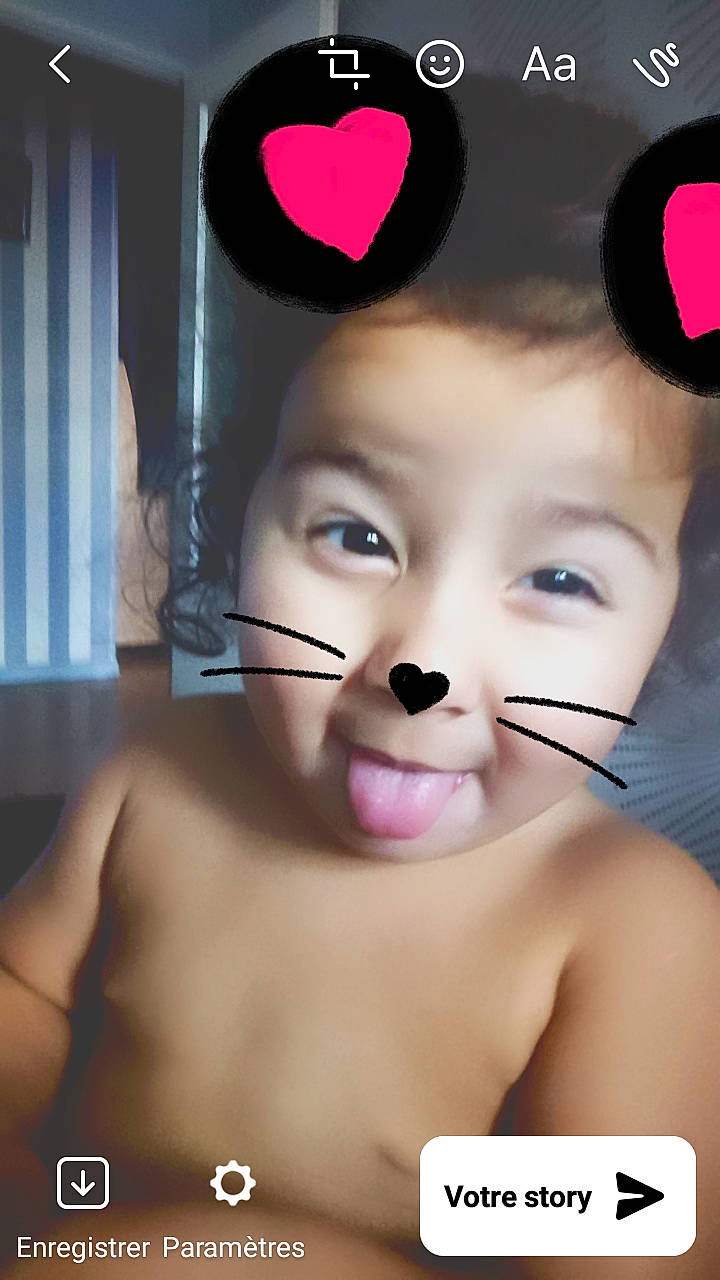 Aïcha participe au concours pour gagner de l'argent avec cette photo : black_hair, cheek, chin, eyebrow, eyelash, finger, forehead, girl, lip, mouth, nail, nose, person, photo_caption, product