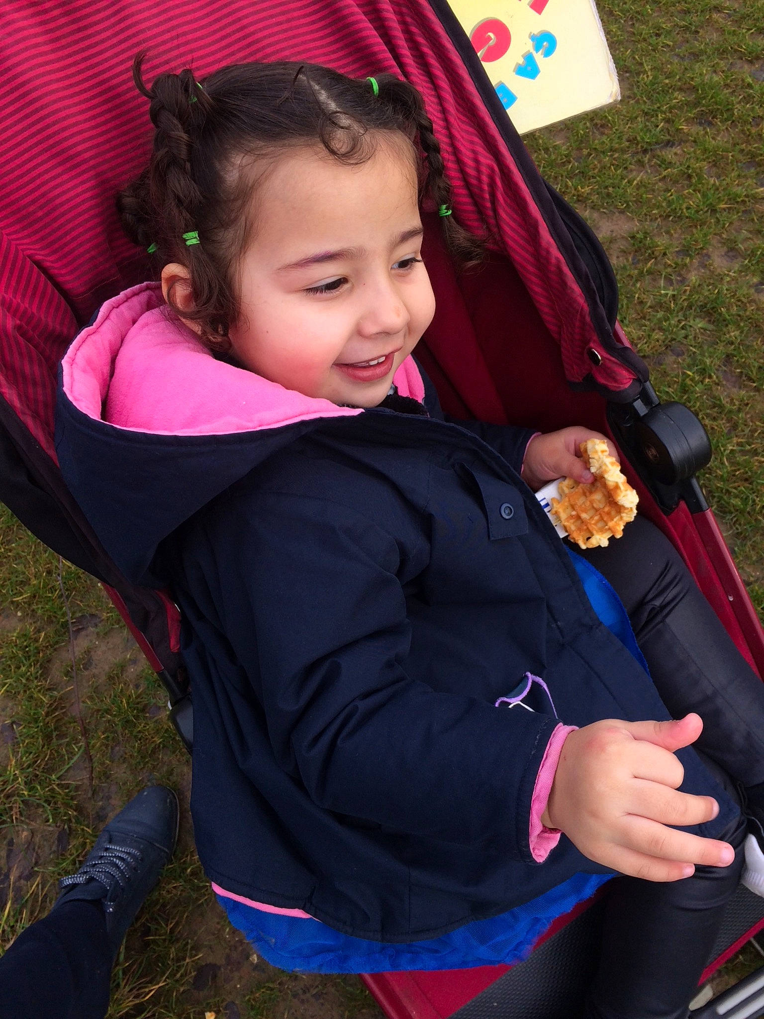 Aïcha a rejoint le concours — aidez-le/la à gagner de superbes lots ! baby_carriage, baby_products, child, joy, person, play, product, smile, toddler