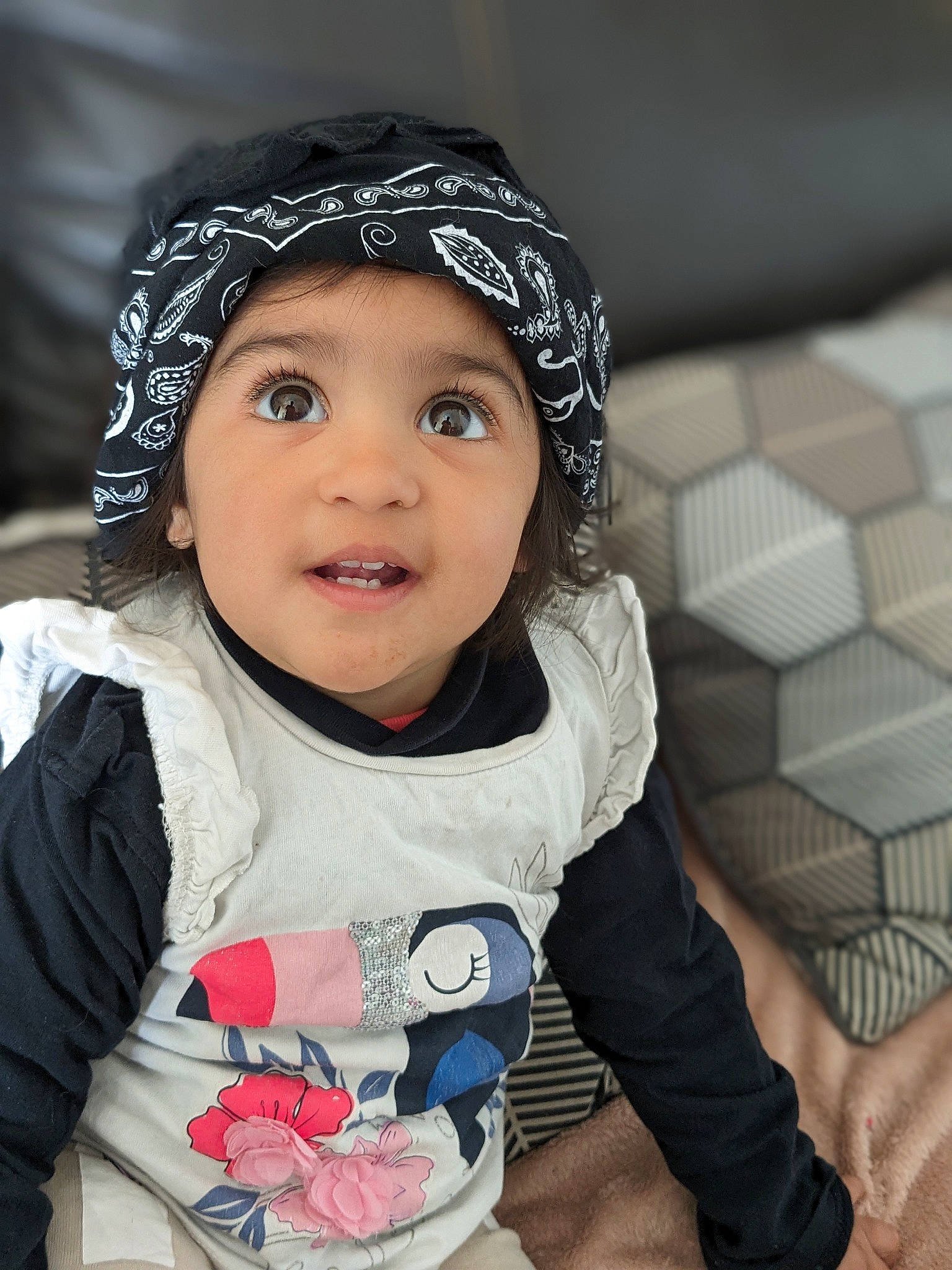 Timea a rejoint le concours — aidez-le/la à gagner de superbes lots ! baby, baby_toddler_clothing, cap, cheek, child, cool, eye, eyebrow, face, fashion_accessory, flash_photography, fun, happy, headwear, hood, outerwear, person, skin, sleeve, smile