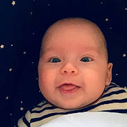 Léo a rejoint le concours — aidez-le/la à gagner de superbes lots ! baby, infant, face, smile, striped_clothing, blanket, portrait, closeup, cute, child, young, happy, star_pattern, background, person, head, expression, indoors, soft_light, baby_face