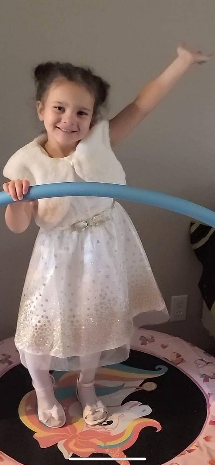 Octavia is registered to the contest to win money with this photo: arm, bathing, blond, child, dress, fun, hair, hairstyle, happy, human_leg, joint, joy, leg, person, plumbing_fixture, shoulder, sleeve, smile, standing, t_shirt