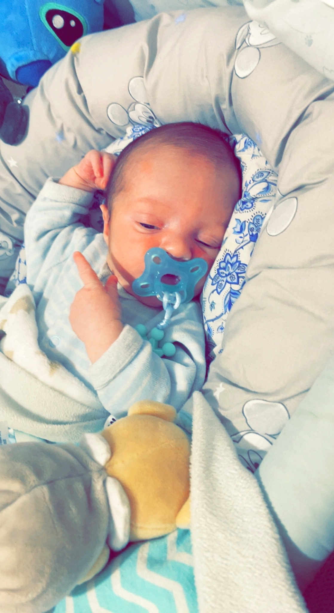 Mylan a rejoint le concours — aidez-le/la à gagner de superbes lots ! baby, baby_products, baby_sleeping, baby_toddler_clothing, bedtime, cheek, child, comfort, eyebrow, facial_expression, finger, happy, linens, mouth, nap, room, skin, sleep, thumb, toddler