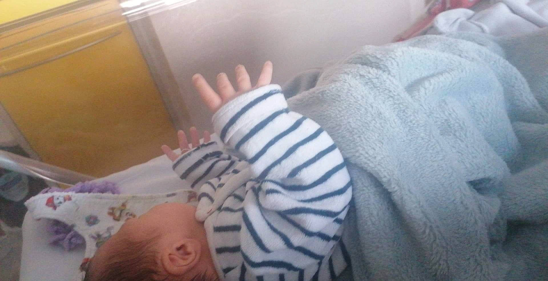 Léo a rejoint le concours — aidez-le/la à gagner de superbes lots ! baby, baby_toddler_clothing, bed, bedding, bengal_tiger, comfort, electric_blue, finger, gesture, human_body, human_leg, infant_bed, linens, nail, person, sleeve, t_shirt, textile, thumb, toddler