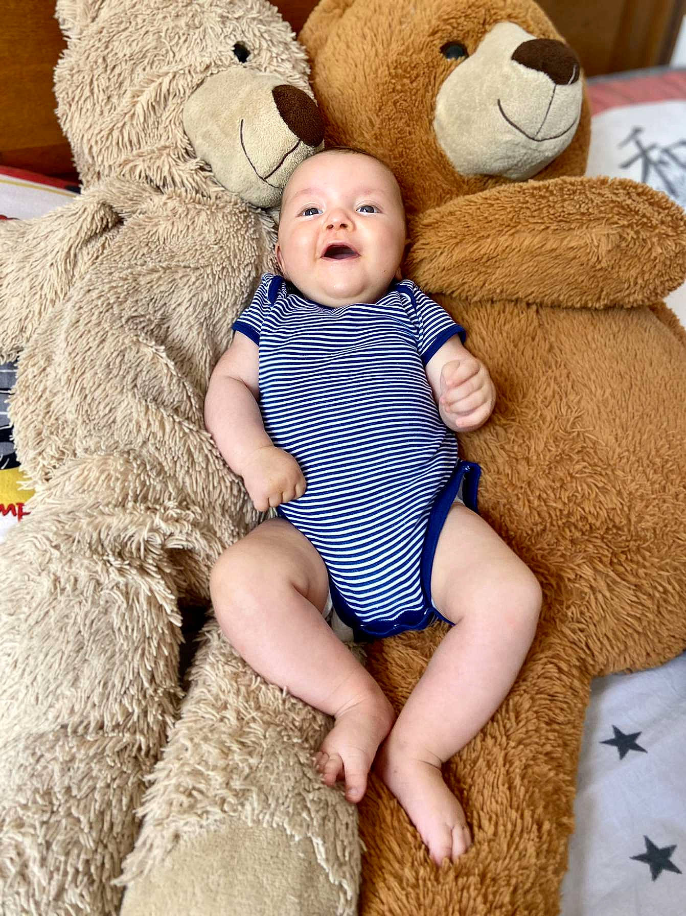 Léo participe au concours pour gagner de l'argent avec cette photo : baby_toddler_clothing, cheek, comfort, facial_expression, green, happy, head, human_body, interaction, mammal, organ, people, person, photograph, skin, teddy_bear, textile, toy, vertebrate, white