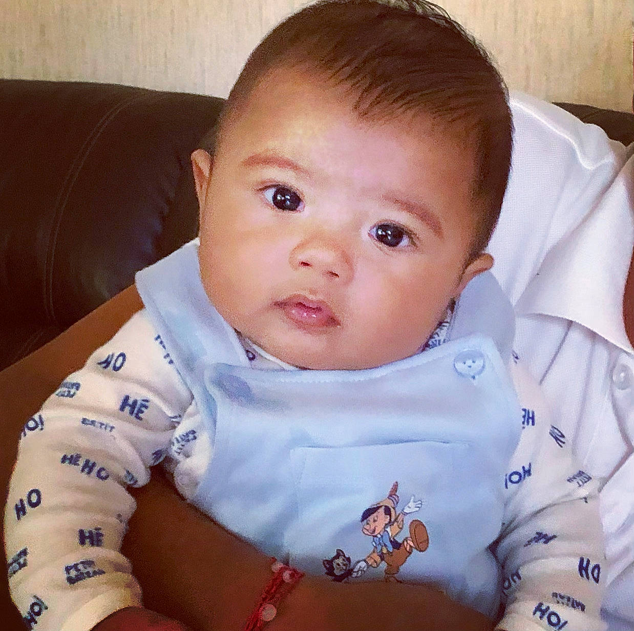 Lyan participe au concours pour gagner de l'argent avec cette photo : baby, baby_toddler_clothing, cheek, collar, comfort, cool, ear, eyebrow, eyelash, happy, head, iris, lip, mouth, neck, no_expression, nose, person, skin, sleeve