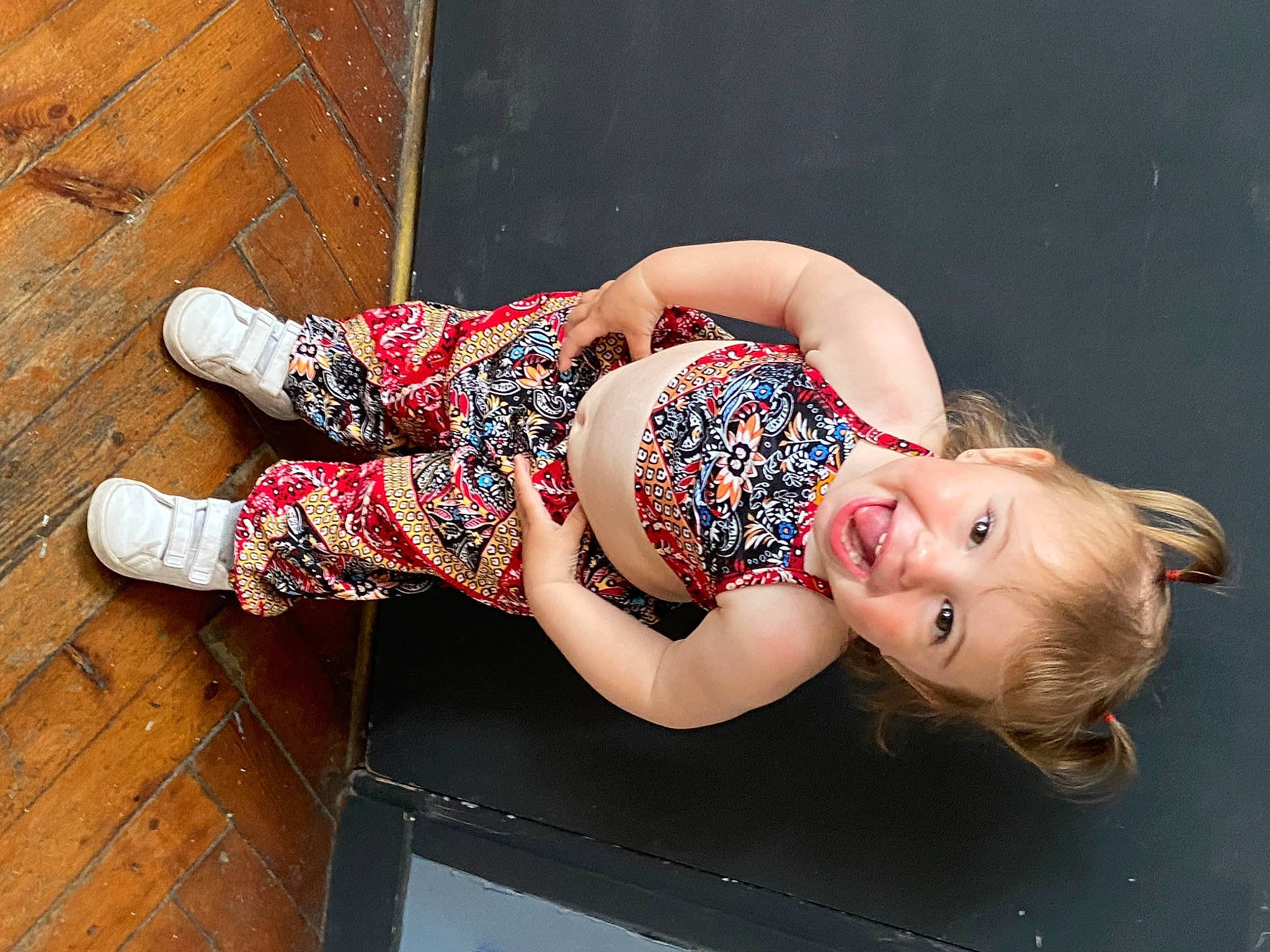 Shelsey a rejoint le concours — aidez-le/la à gagner de superbes lots ! abdomen, baby_toddler_clothing, chest, elbow, flash_photography, flooring, foot, glasses, happy, hardwood, human_leg, knee, pattern, person, smile, thigh, toddler, trunk, waist, wood