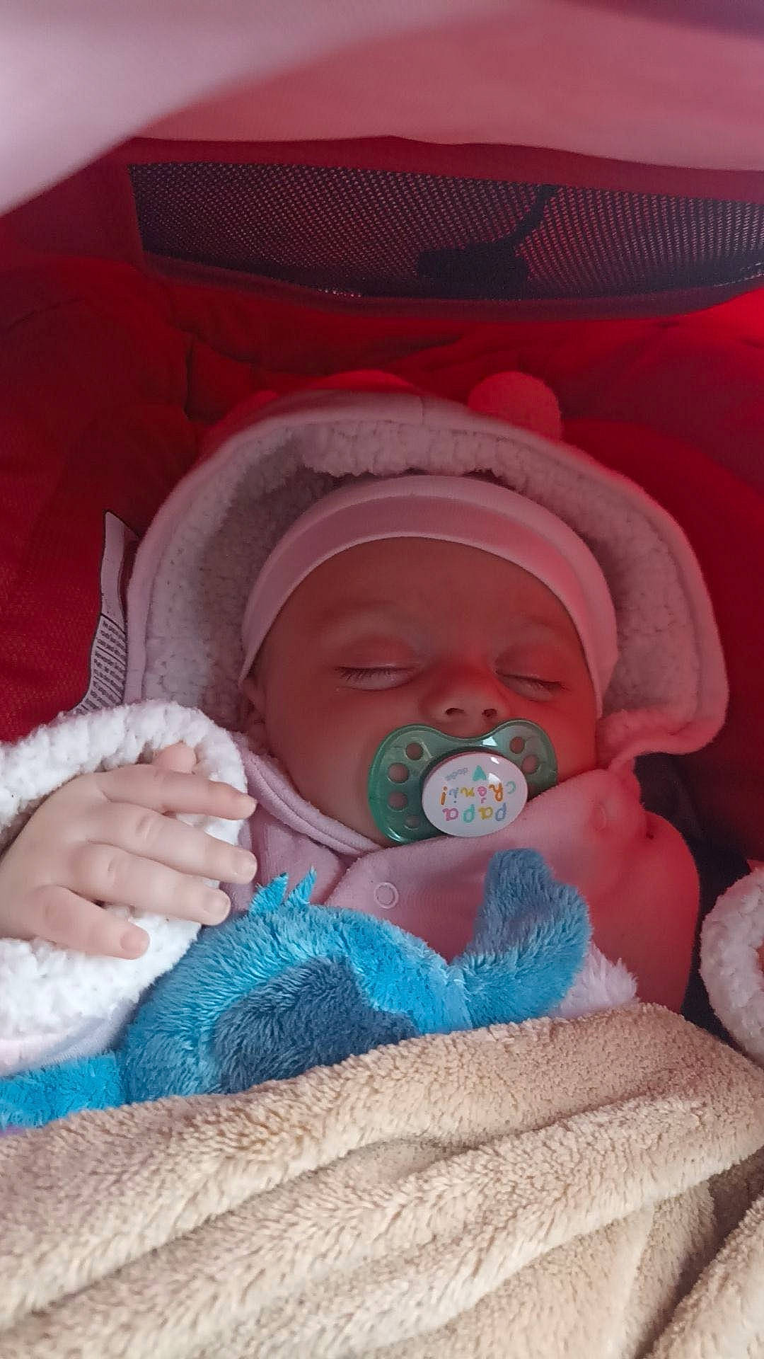 Romane a rejoint le concours — aidez-le/la à gagner de superbes lots ! baby, baby_products, baby_sleeping, baby_toddler_clothing, bedtime, cheek, child, comfort, face, finger, head, human_body, linens, mouth, nose, person, product, room, skin, thumb