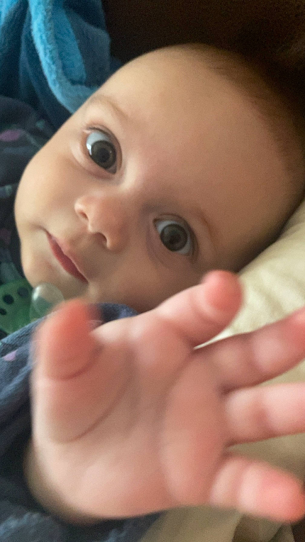 Romane participe au concours pour gagner de l'argent avec cette photo : baby, cheek, child, close_up, ear, eyebrow, eyelash, finger, gesture, happy, iris, lip, mouth, nail, nose, person, skin, smile, thumb, toddler