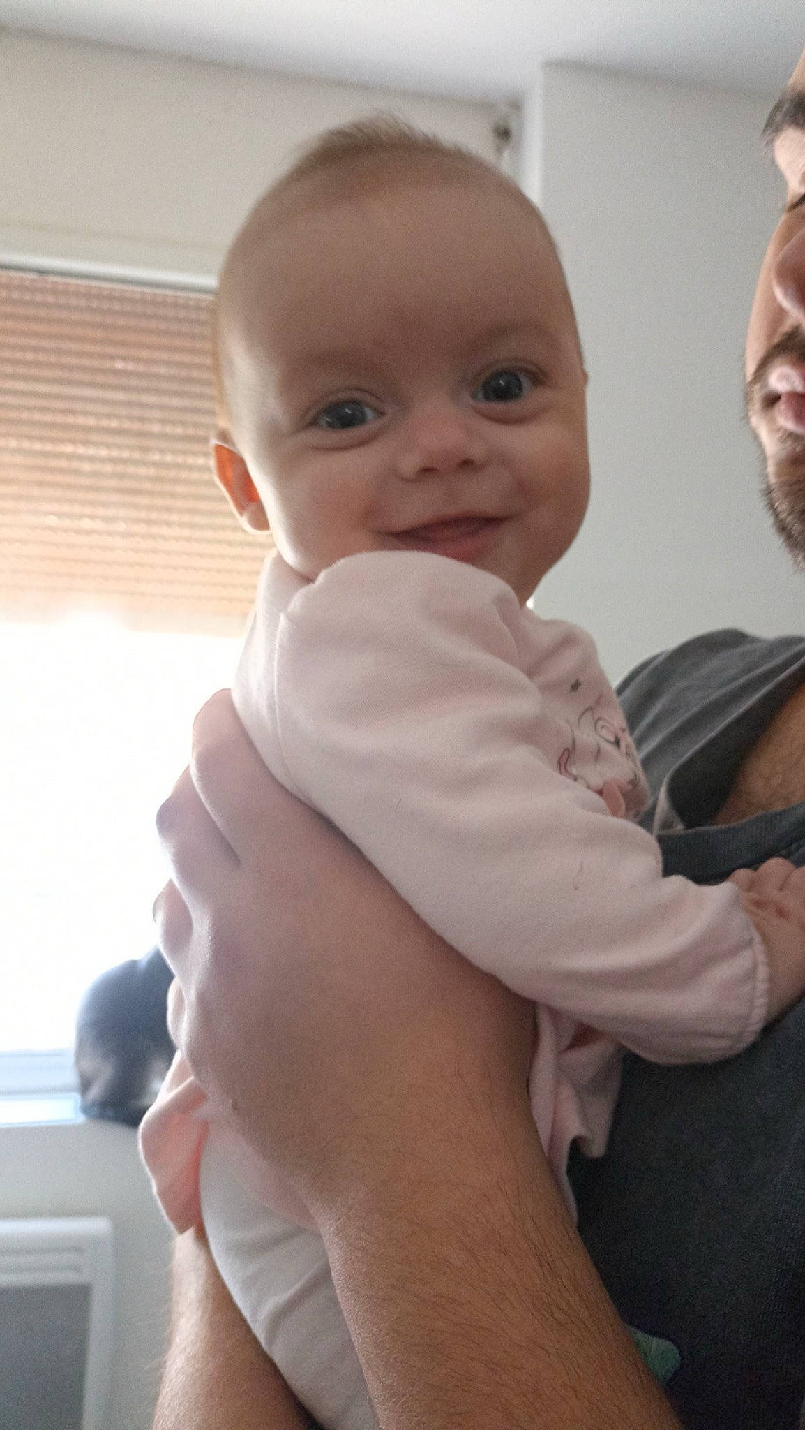 Romane participe au concours pour gagner de l'argent avec cette photo : baby, baby_toddler_clothing, cheek, chin, comfort, finger, gesture, happy, iris, joint, lip, mouth, nose, person, skin, sleeve, smile, standing, thumb, toddler