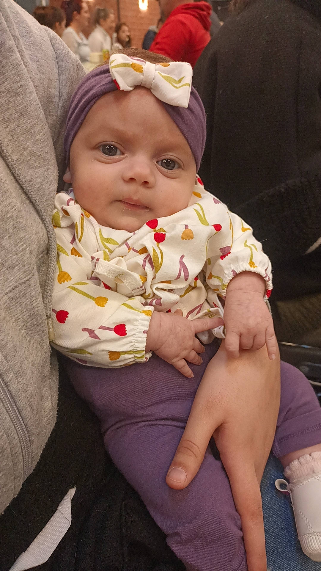 Romane participe au concours pour gagner de l'argent avec cette photo : abdomen, baby, baby_products, baby_toddler_clothing, cap, cheek, child, comfort, eye, fashion_accessory, foot, happy, hat, headgear, headwear, human_leg, lap, person, sitting, skin