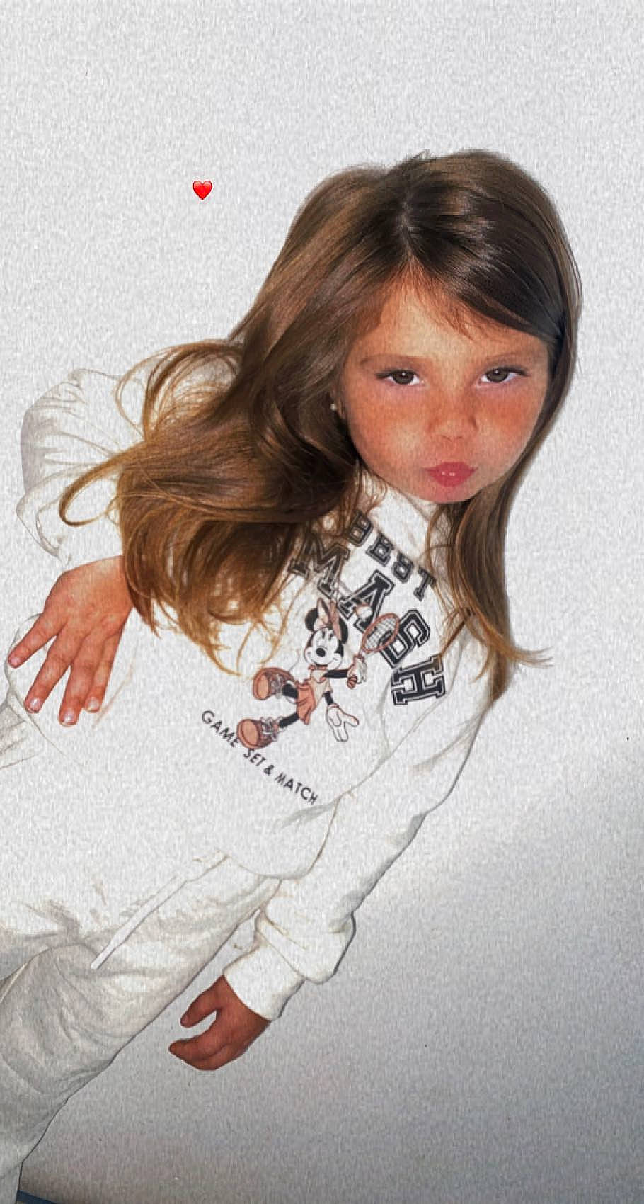 Beverly a rejoint le concours — aidez-le/la à gagner de superbes lots ! bangs, black_hair, blond, brown_hair, cheek, child, eyelash, fashion_design, hime_cut, layered_hair, lip, long_hair, neck, outerwear, pattern, person, shoulder, skin, sleeve, t_shirt