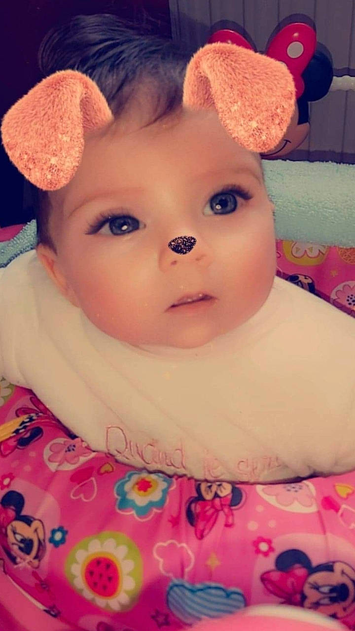 Beverly participe au concours pour gagner de l'argent avec cette photo : baby, cheek, child, ear, face, hair_accessory, head, headgear, lip, person, pink, skin, toddler, toy