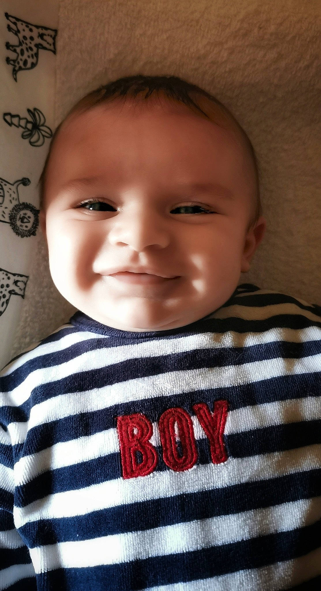 Gianni a rejoint le concours — aidez-le/la à gagner de superbes lots ! baby, baby_toddler_clothing, cheek, clothing, eye, eyebrow, eyelash, face, forehead, happy, iris, lip, mouth, neck, nose, person, skin, sleeve, smile, t_shirt