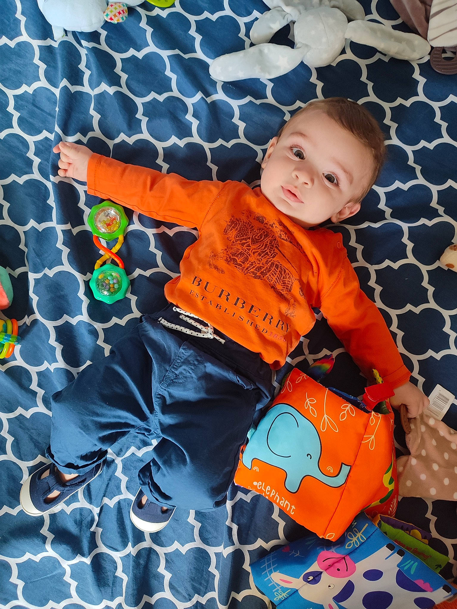 Gianni a rejoint le concours — aidez-le/la à gagner de superbes lots ! art, baby, baby_toddler_clothing, blue, child, electric_blue, fun, happy, linens, orange, pattern, people_in_nature, person, play, sitting, sleeve, smile, space, t_shirt, textile