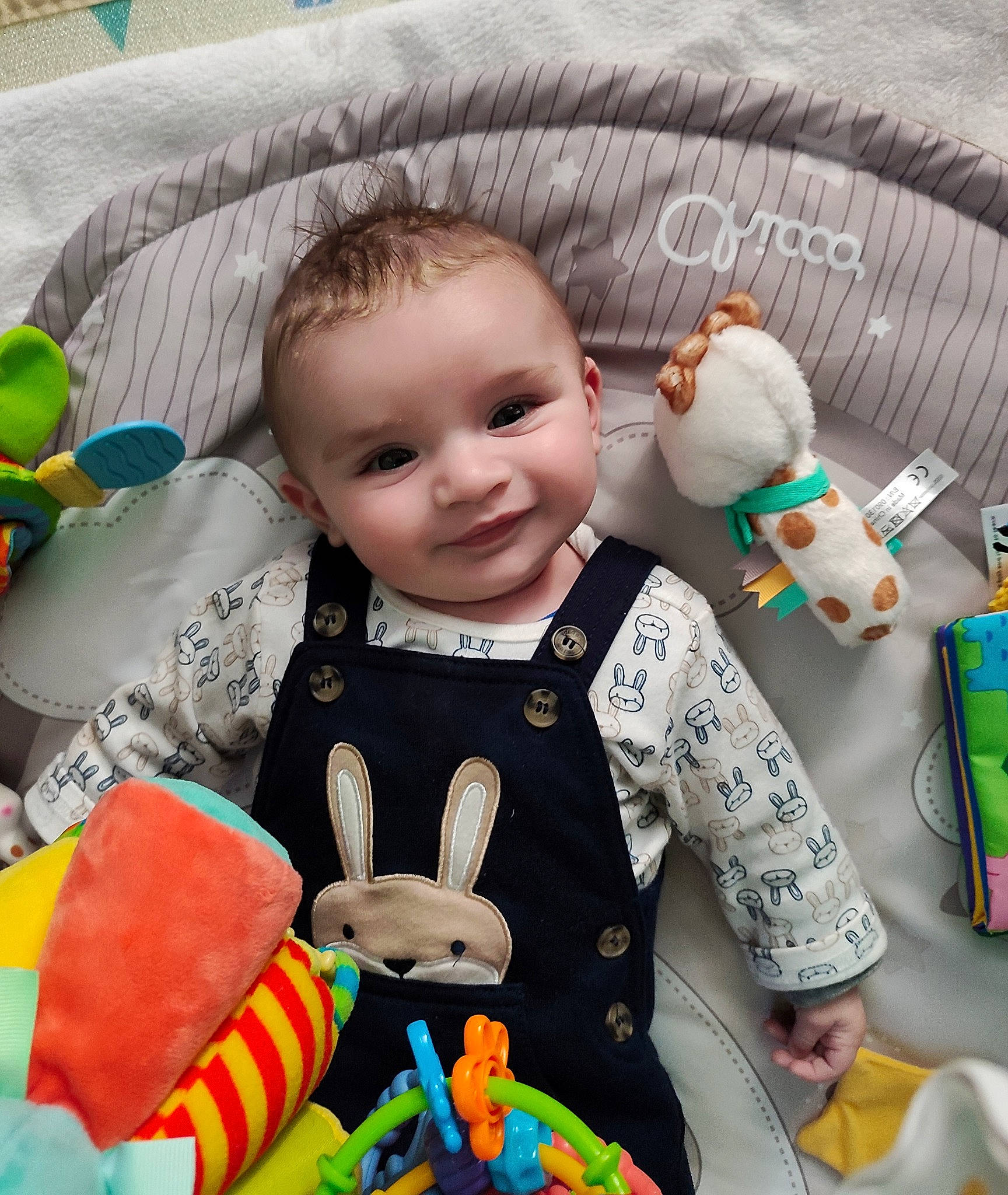 Gianni a rejoint le concours — aidez-le/la à gagner de superbes lots ! baby, baby_products, baby_toddler_clothing, cheek, child, green, happy, head, joy, mammal, people, person, product, skin, sleeve, smile, t_shirt, textile, toddler, toy