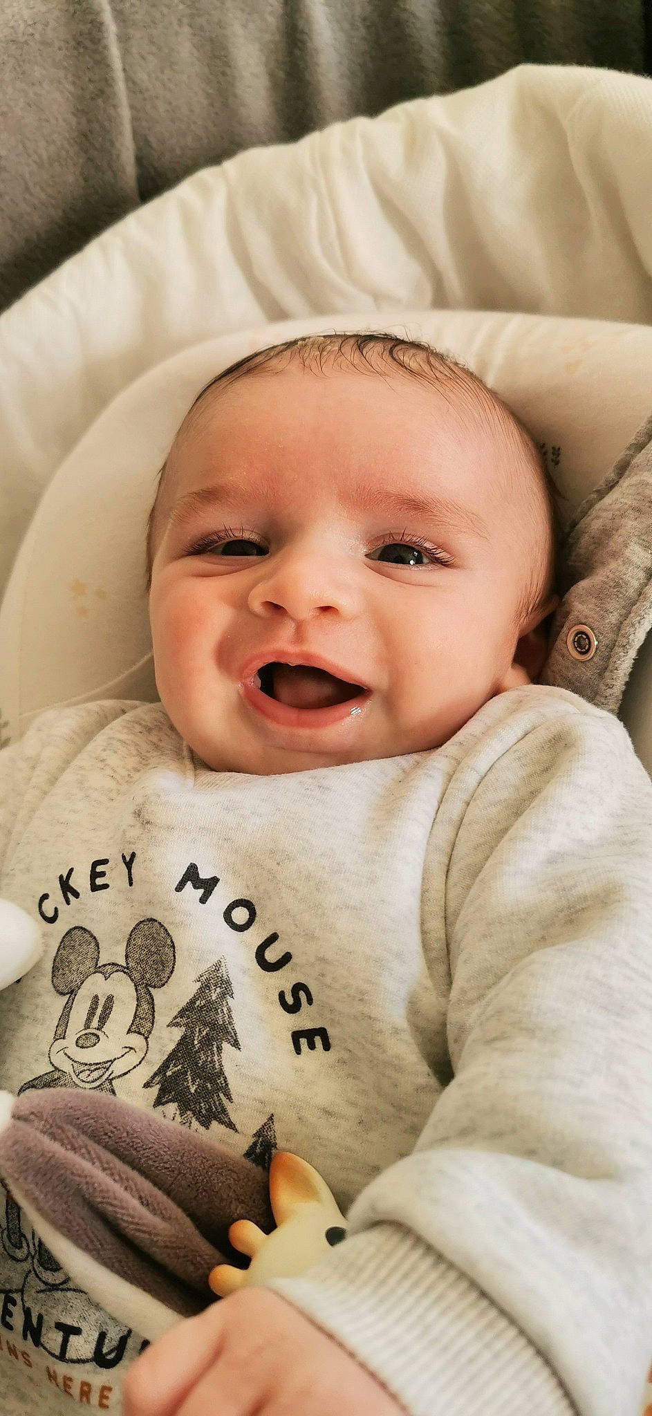 Gianni a rejoint le concours — aidez-le/la à gagner de superbes lots ! baby, baby_toddler_clothing, cheek, chin, comfort, eye, eyebrow, face, happy, head, iris, lip, mouth, nose, person, product, skin, sleeve, smile, textile