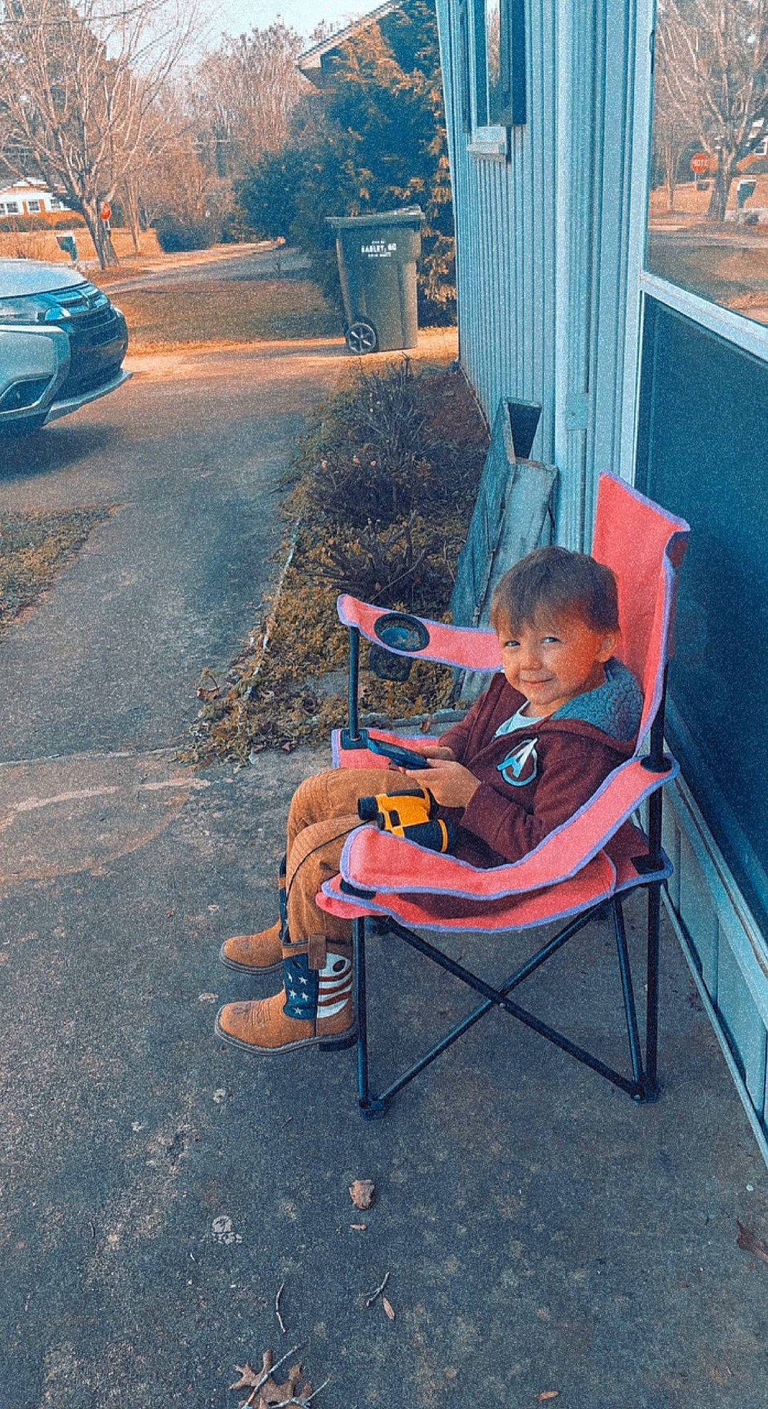 Thomas is registered to the contest to win money with this photo: asphalt, automotive_lighting, automotive_tire, chair, child, city, electric_blue, grass, joy, leg, leisure, outdoor_furniture, person, personal_luxury_car, plant, public_space, road_surface, sidewalk, summer, tints_and_shades