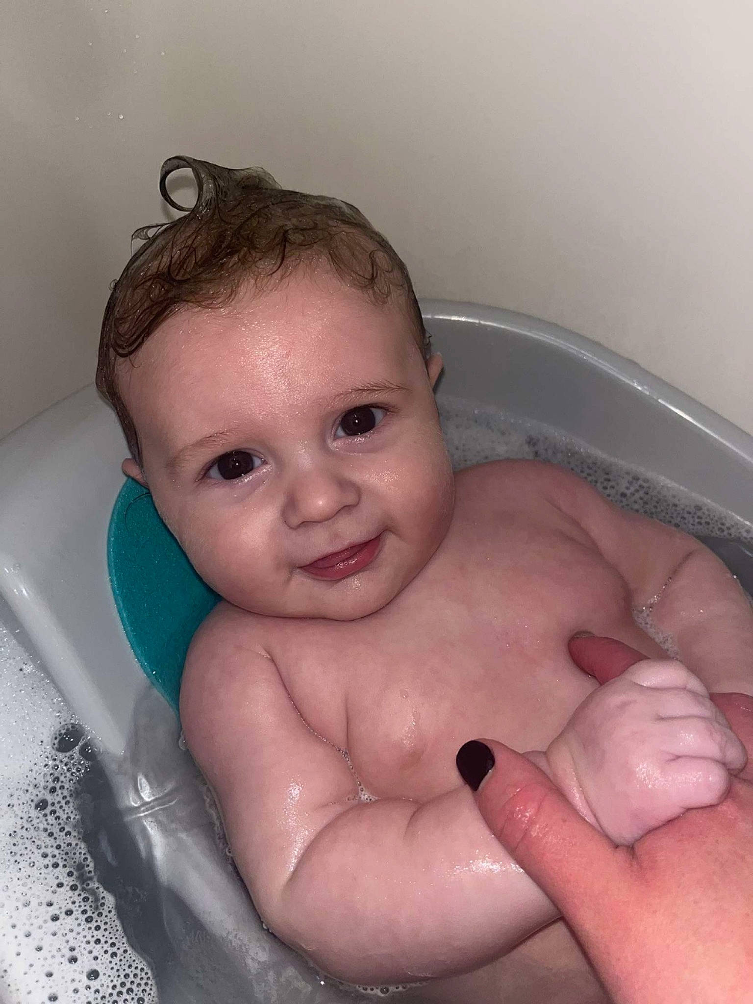 Braylon is registered to the contest to win money with this photo: baby, baby_bathing, bathing, bathroom, bathtub, cheek, chest, child, face, finger, fluid, fun, liquid, organ, person, plumbing, skin, smile, thumb, toddler