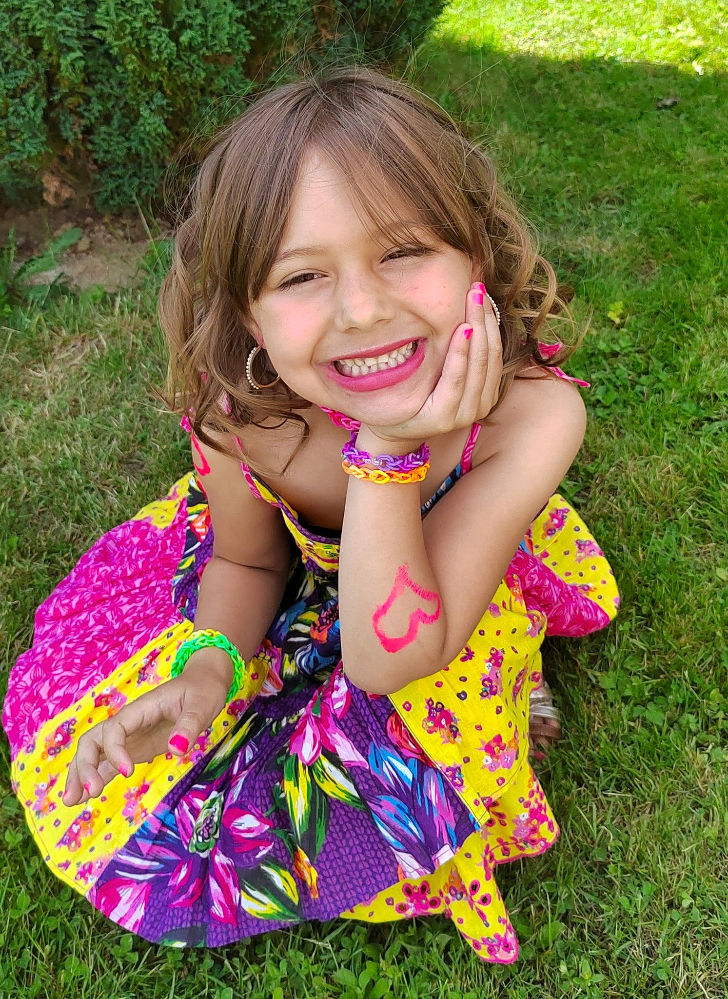 Inaya participe au concours pour gagner de l'argent avec cette photo : baby_toddler_clothing, dress, finger, fun, grass, grass_family, happy, human_leg, joy, leisure, magenta, meadow, pattern, people_in_nature, person, pink, plant, recreation, sitting, smile