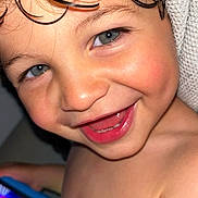 Lyam a rejoint le concours — aidez-le/la à gagner de superbes lots ! child, toddler, smile, face, blue_eyes, wet_hair, tablet, technology, happy, skin, closeup, indoor, person, cute, joy, playing, digital_device, expression, cheerful, bare_chest