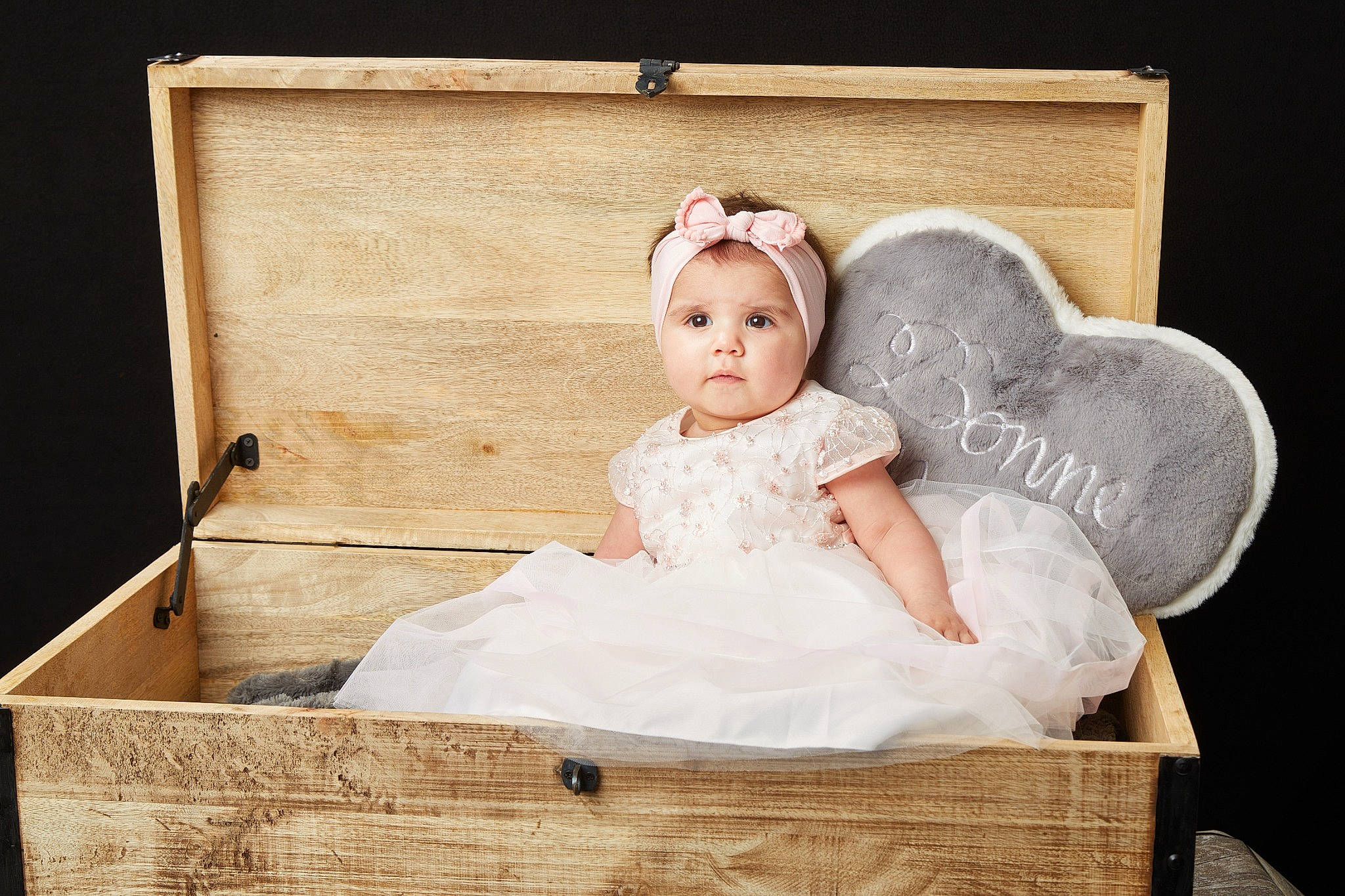 Simay participe au concours pour gagner de l'argent avec cette photo : baby, baby_products, baby_toddler_clothing, bridal_accessory, chair, child, comfort, dress, embellishment, fashion_accessory, flash_photography, happy, headpiece, headwear, infant_bed, person, pink, rectangle, room, sitting