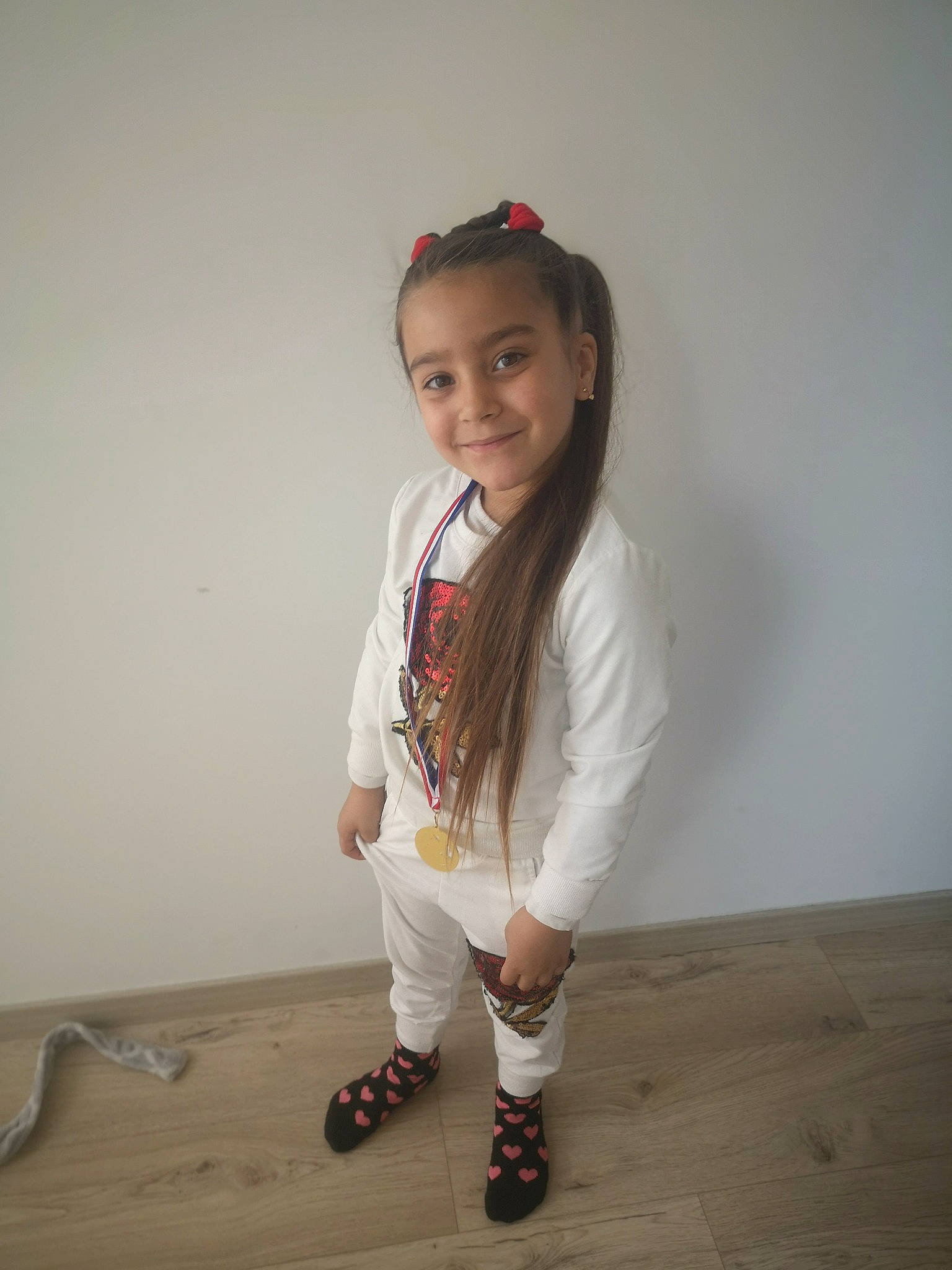 Shanna a rejoint le concours — aidez-le/la à gagner de superbes lots ! child, child_model, joy, person, smile, standing, t_shirt, toddler, white