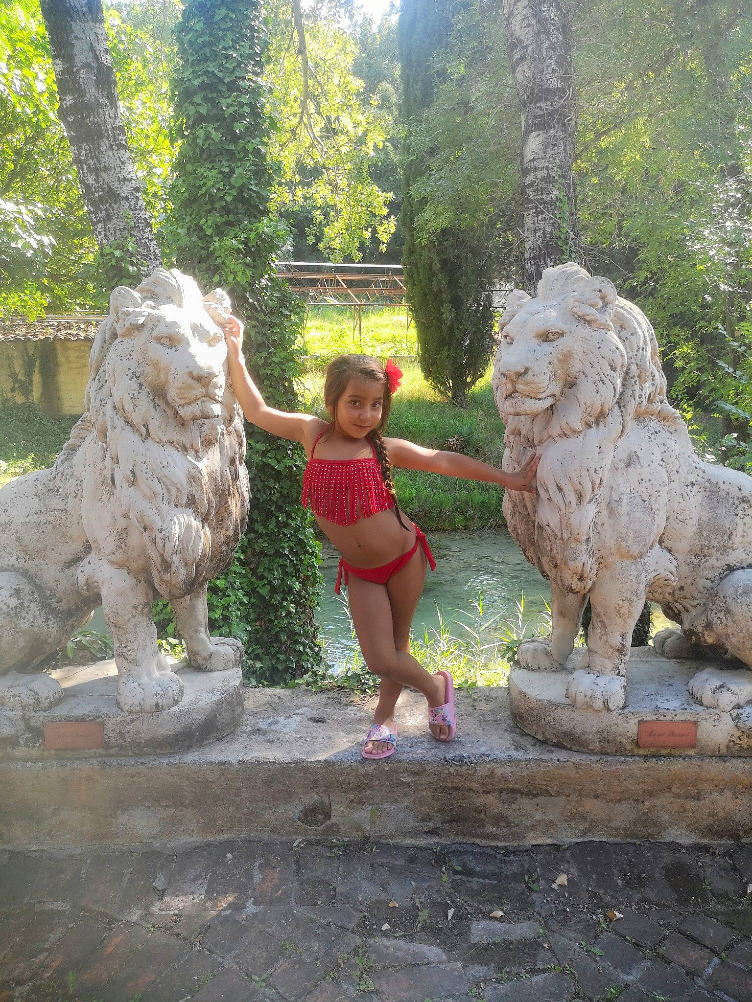 Shanna participe au concours pour gagner de l'argent avec cette photo : art, botanical_garden, botany, fawn, fun, garden, joy, leisure, lion, monument, person, plant, play, sculpture, statue, stone_carving, summer, tourism, tree, vacation