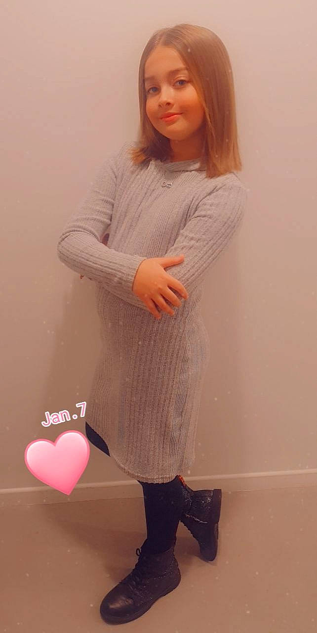 Alyah a rejoint le concours — aidez-le/la à gagner de superbes lots ! blazer, collar, dress_shirt, elbow, fashion_design, flooring, human_leg, joint, joy, knee, neck, outerwear, person, pink, shoe, shoulder, sleeve, smile, sportswear, thigh