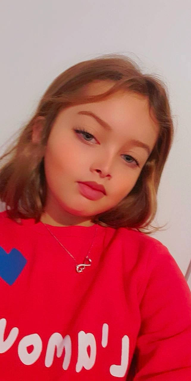 Alyah a rejoint le concours — aidez-le/la à gagner de superbes lots ! cheek, child, chin, close_up, eyebrow, eyelash, facial_expression, forehead, hairstyle, happy, human, lip, lipstick, long_hair, mouth, neck, nose, person, shoulder, skin