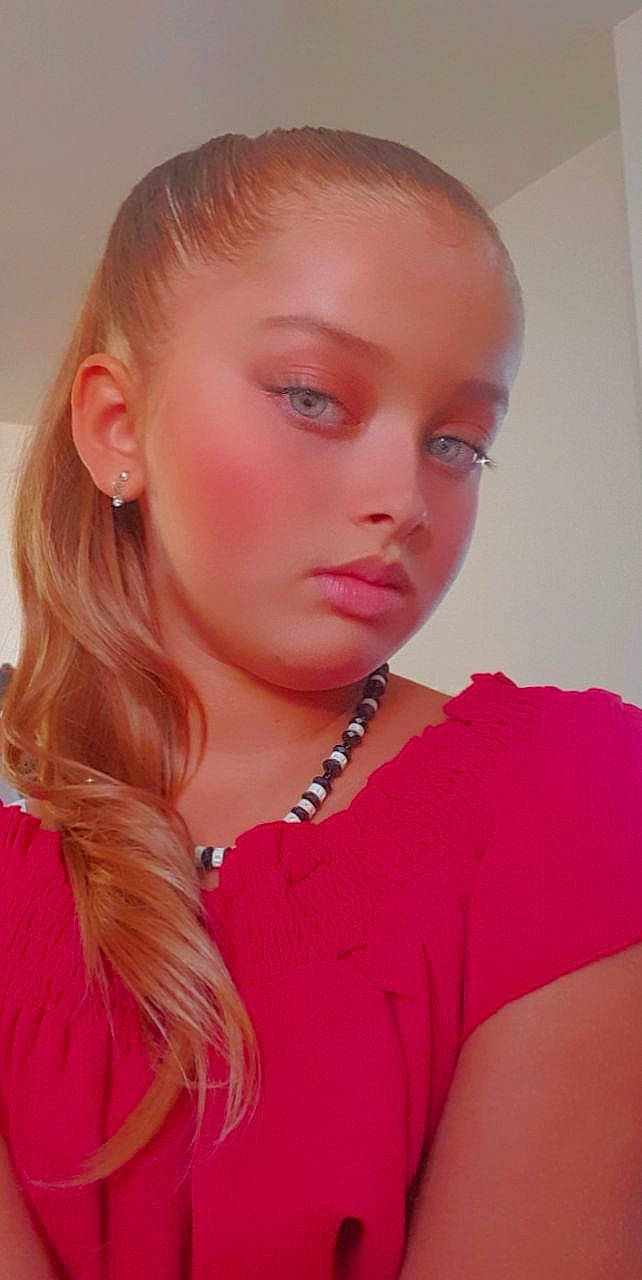 Alyah a rejoint le concours — aidez-le/la à gagner de superbes lots ! beauty, body_jewelry, cheek, chin, ear, earrings, eyebrow, eyelash, fashion_design, hairstyle, jaw, jewellery, lip, lipstick, long_hair, makeover, neck, person, shoulder, skin