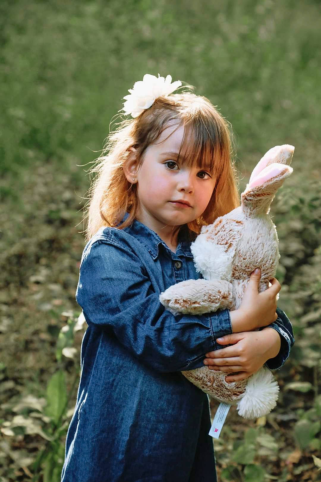 Malou participe au concours pour gagner de l'argent avec cette photo : angel, blond, brown_hair, child, doll, face, fawn, flash_photography, fun, fur, gesture, glove, grass, grassland, happy, meadow, outerwear, people_in_nature, person, skin