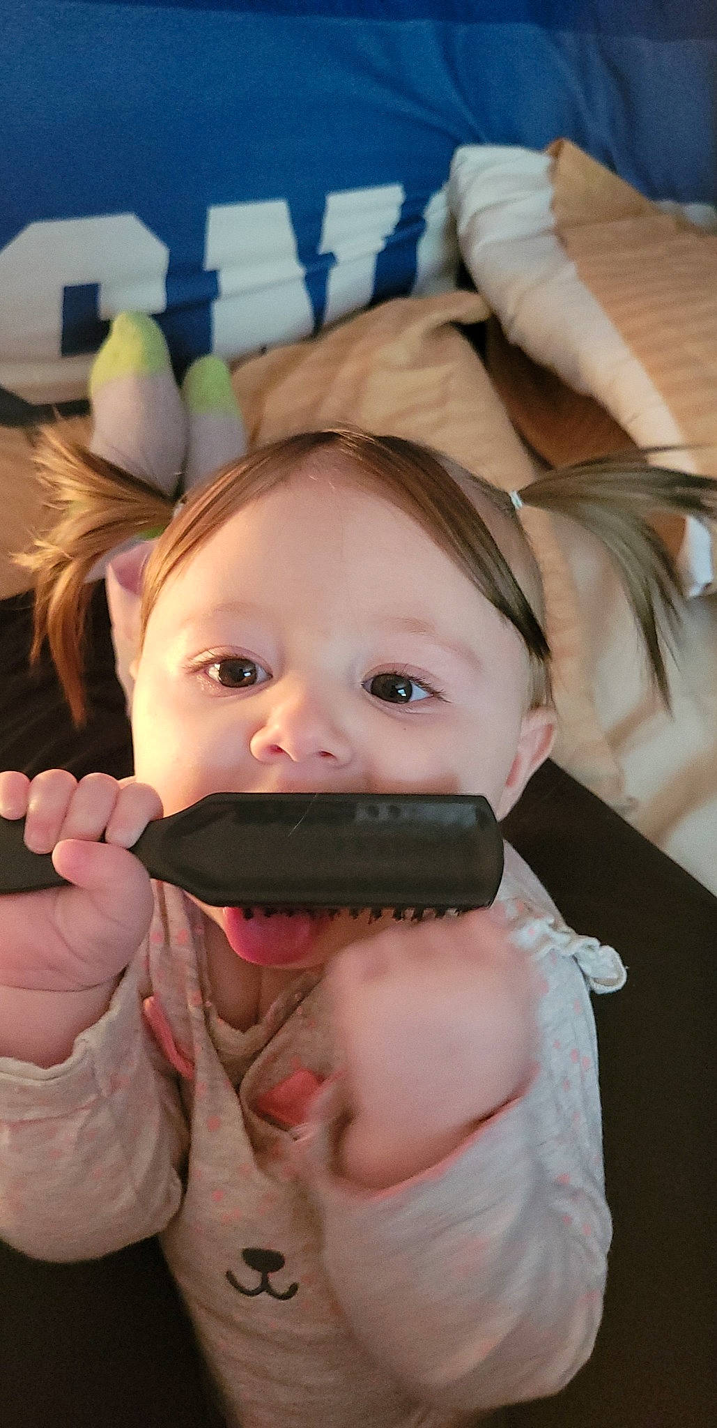 Rin is registered to the contest to win money with this photo: cheek, ear, eye, eyebrow, eyelash, finger, forehead, gesture, happy, head, iris, jaw, lip, mouth, neck, nose, person, skin, smile, thumb