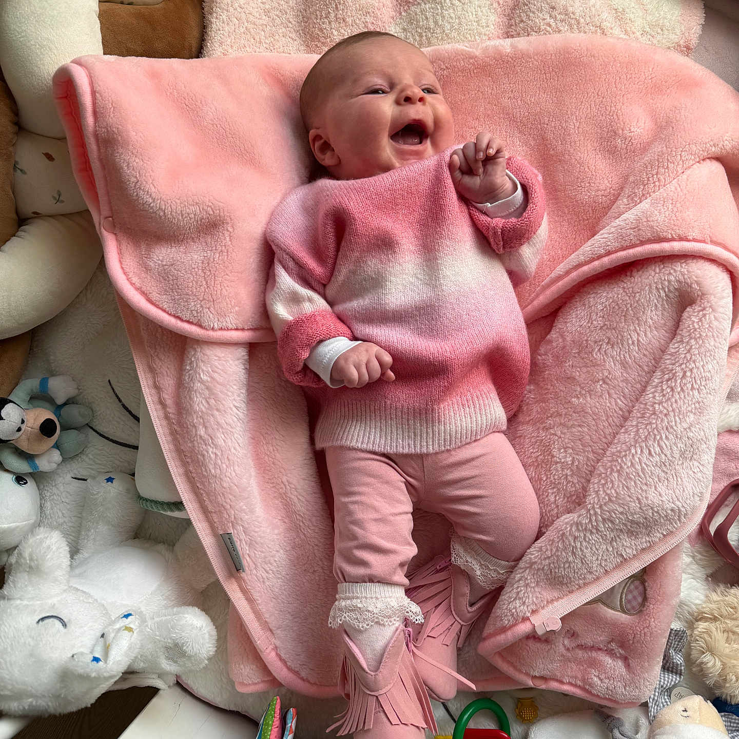 Maïlee participe au concours pour gagner de l'argent avec cette photo : baby, pink_blanket, smiling, baby_clothing, soft_toys, indoor, blanket, footwear, toy, infant, cute, child, happy, person, plush, colorful, cozy, lying_down, portrait, warm