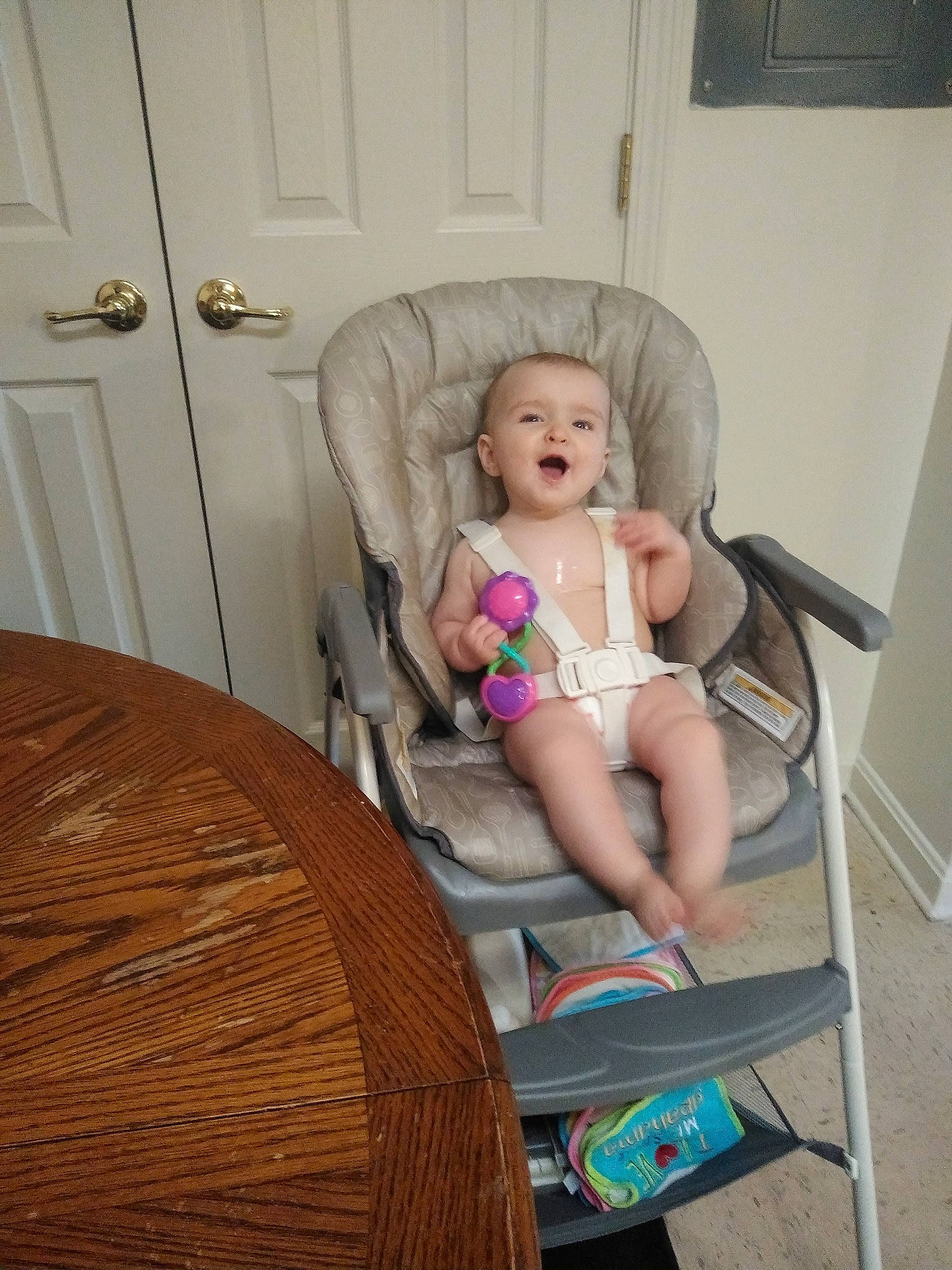 Suzanna is registered to the contest to win money with this photo: blond, chair, child, comfort, fun, furniture, leg, person, play, sitting, toddler, vacation