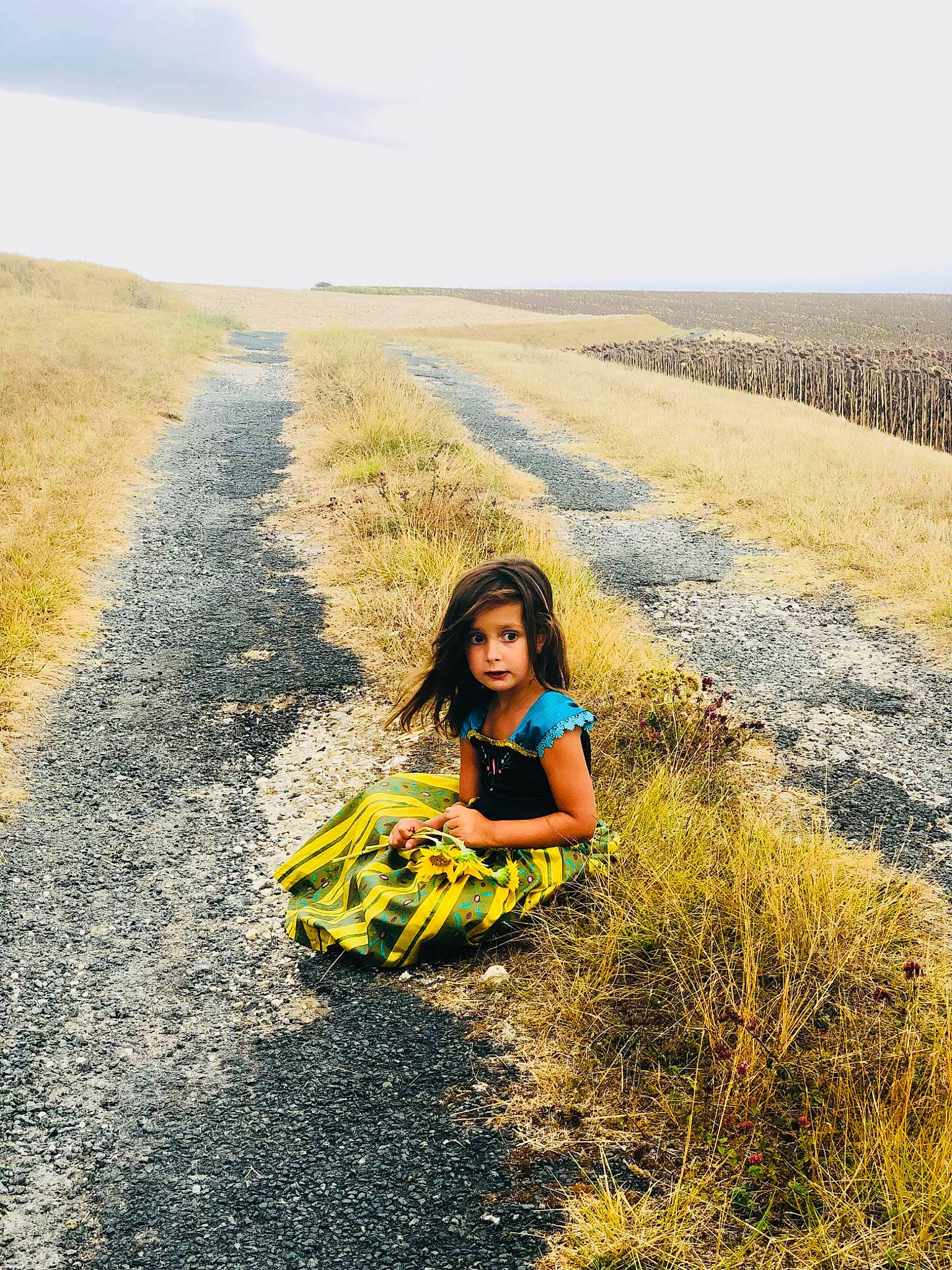 Jeanne a rejoint le concours — aidez-le/la à gagner de superbes lots ! agriculture, asphalt, cloud, ecoregion, field, fun, grass, grassland, happy, horizon, human_leg, landscape, leisure, people_in_nature, person, plain, prairie, sand, sky, sunlight