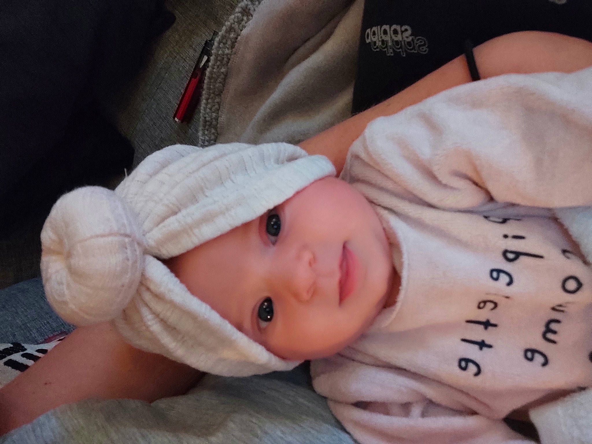 Elya a rejoint le concours — aidez-le/la à gagner de superbes lots ! baby, baby_products, baby_toddler_clothing, cap, cheek, child, comfort, eye, eyelash, fur, hat, headwear, lip, nose, person, portrait_photography, sitting, skin, sleeve, toddler