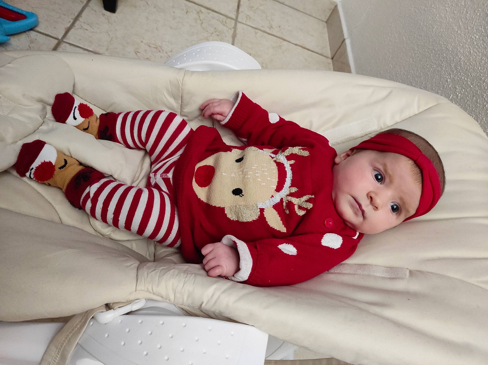 Elya a rejoint le concours — aidez-le/la à gagner de superbes lots ! baby, baby_toddler_clothing, child, comfort, face, facial_expression, hat, headgear, headwear, human_body, lap, linens, pattern, person, room, sleeve, smile, sock, textile, thigh