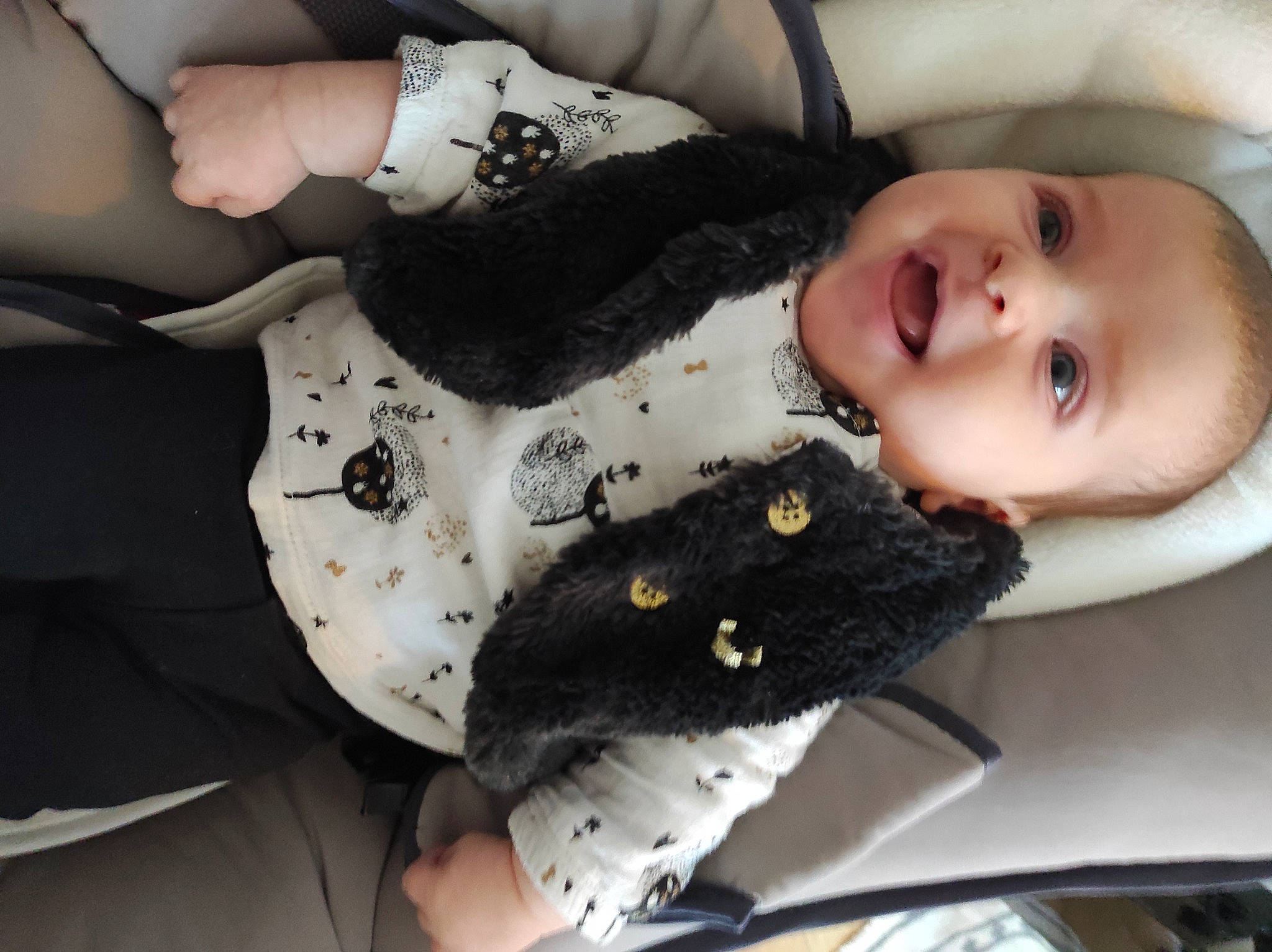 Elya a rejoint le concours — aidez-le/la à gagner de superbes lots ! baby, baby_products, baby_toddler_clothing, cheek, child, collar, comfort, eyelash, finger, gesture, hand, lip, nail, pattern, person, sleeve, smile, toddler, white, windshield