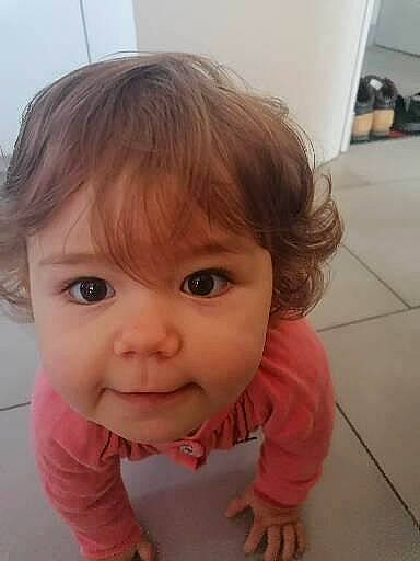 Giulia participe au concours pour gagner de l'argent avec cette photo : arm, baby_toddler_clothing, cheek, eye, eyebrow, eyelash, face, finger, gesture, happy, head, iris, lip, mouth, nose, person, skin, sleeve, smile, toddler