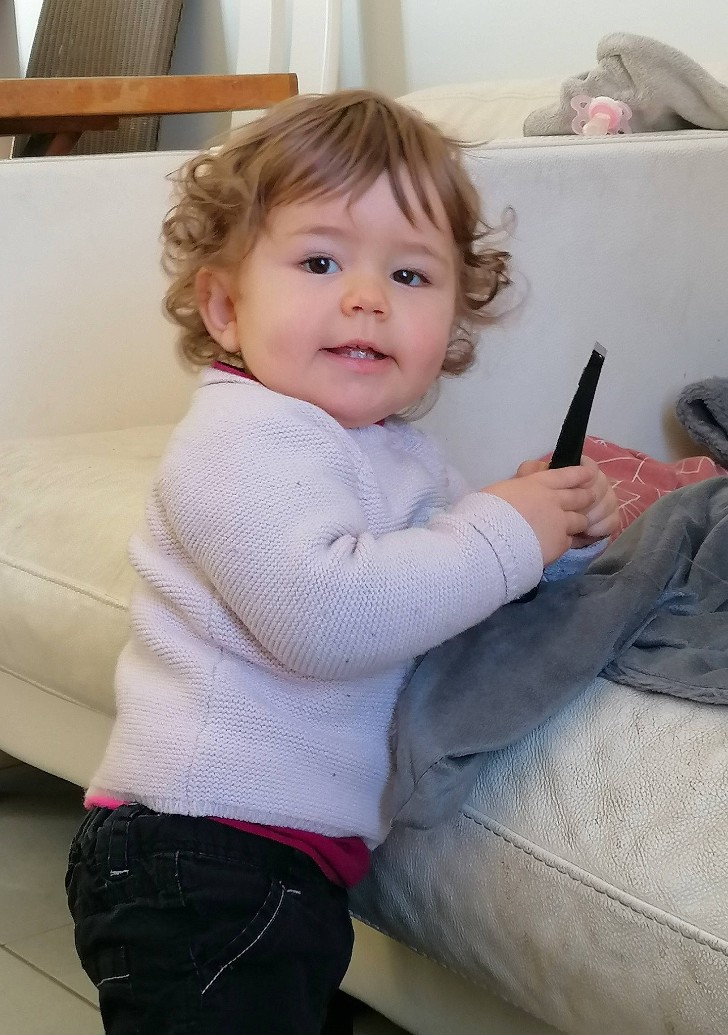 Giulia a rejoint le concours — aidez-le/la à gagner de superbes lots ! baby_toddler_clothing, cheek, child, comfort, elbow, finger, fun, gesture, joint, knee, leg, lip, person, shoulder, sitting, skin, sleeve, smile, standing, thumb