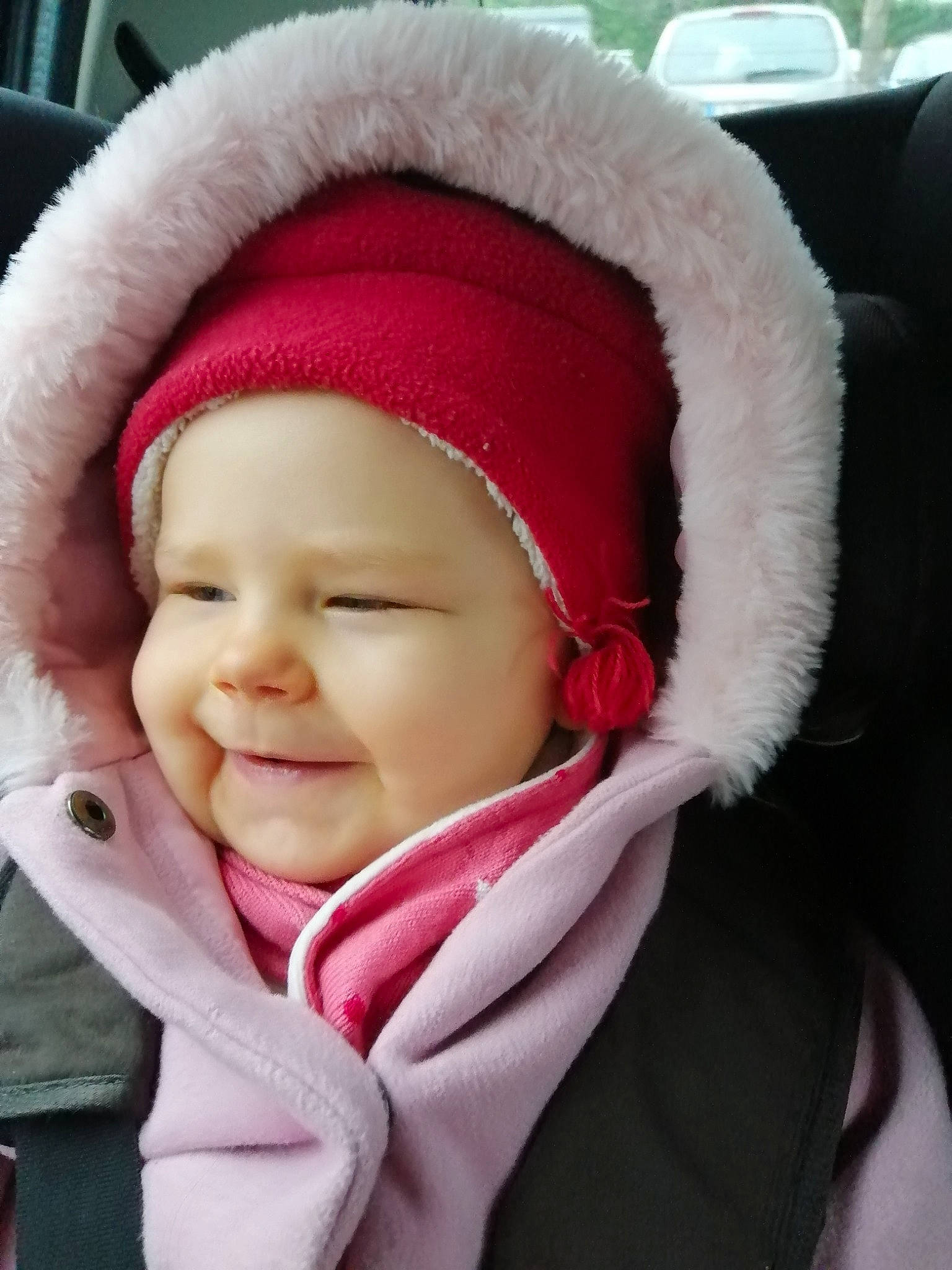 Olivia participe au concours pour gagner de l'argent avec cette photo : baby, baby_in_car_seat, baby_products, baby_sleeping, beanie, bonnet, cap, car_seat, cheek, child, ear, fur, hat, head, headgear, knit_cap, person, pink, toddler, wool