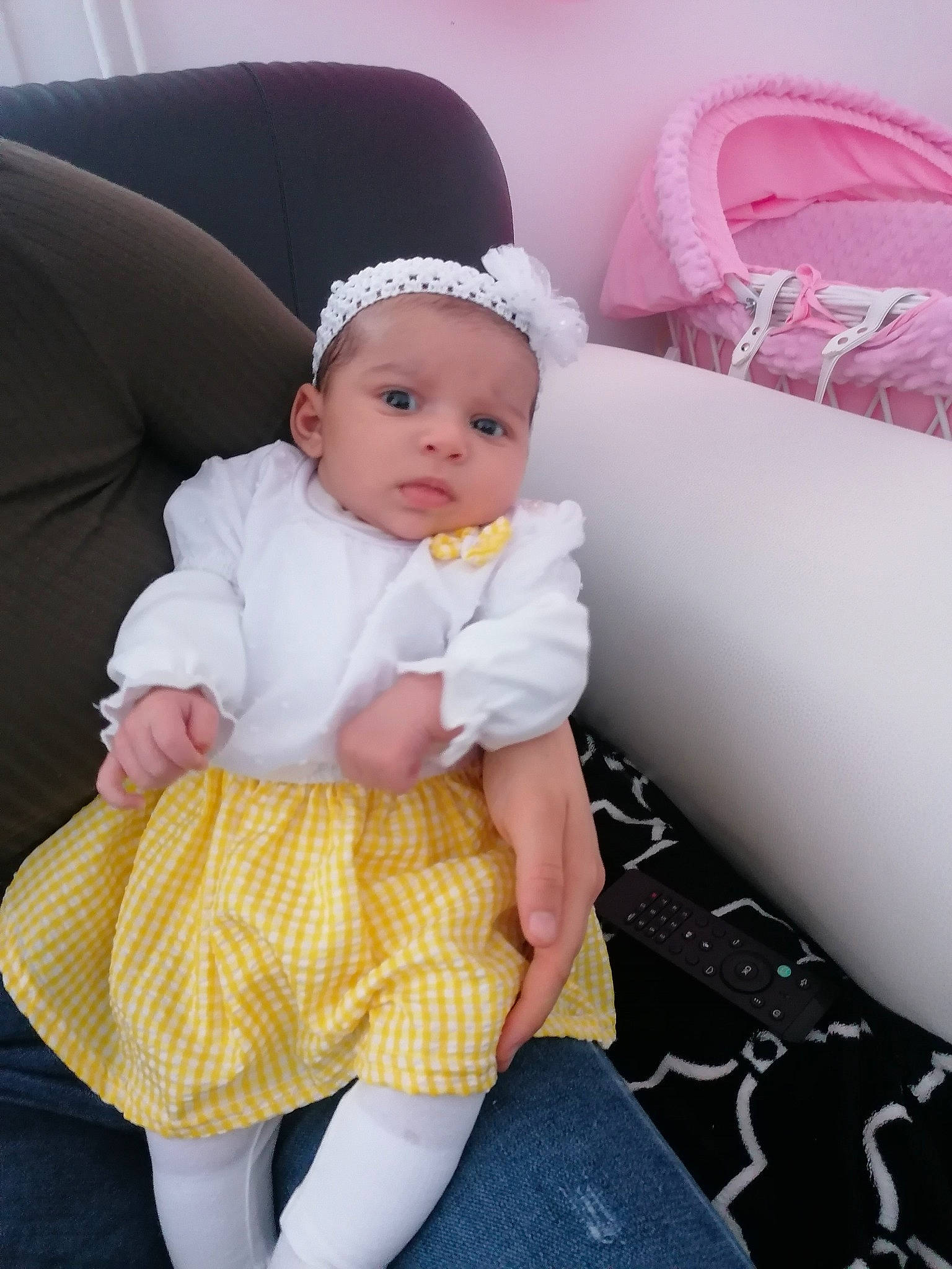 Innayz a rejoint le concours — aidez-le/la à gagner de superbes lots ! baby, baby_toddler_clothing, chair, cheek, child, comfort, couch, furniture, headwear, human_leg, knee, lap, leg, person, sitting, skin, sleeve, sock, textile, thigh