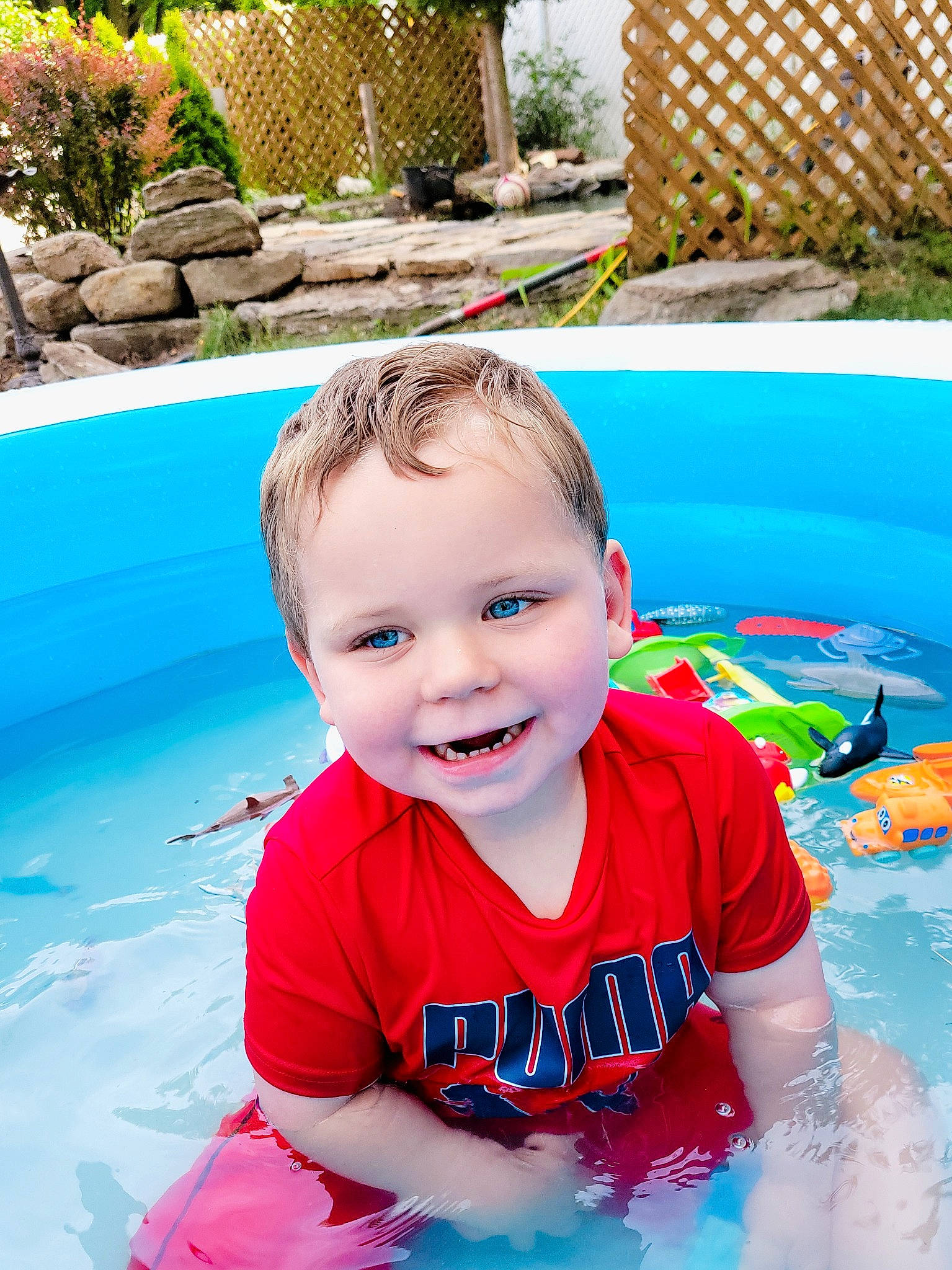 Jayson a rejoint le concours — aidez-le/la à gagner de superbes lots ! aqua, baby, baby_toddler_clothing, bathing, child, fun, grass, green, happy, joy, leisure, person, photograph, plant, recreation, smile, summer, swimming_pool, t_shirt, toddler