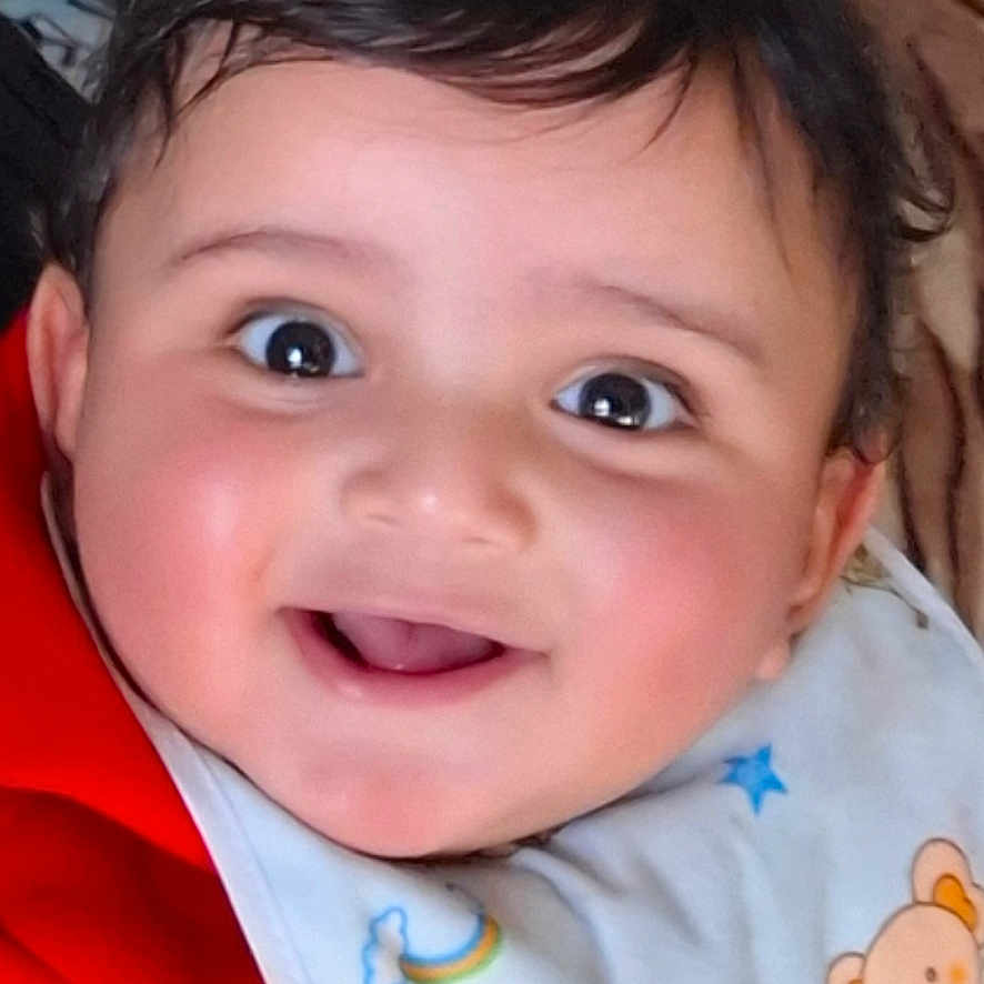 Noè a rejoint le concours — aidez-le/la à gagner de superbes lots ! baby, smiling, child, face, eyes, clothing, bib, elephant, stars, red, happy, portrait, infant, cute, indoor, person, closeup, soft, background, casual