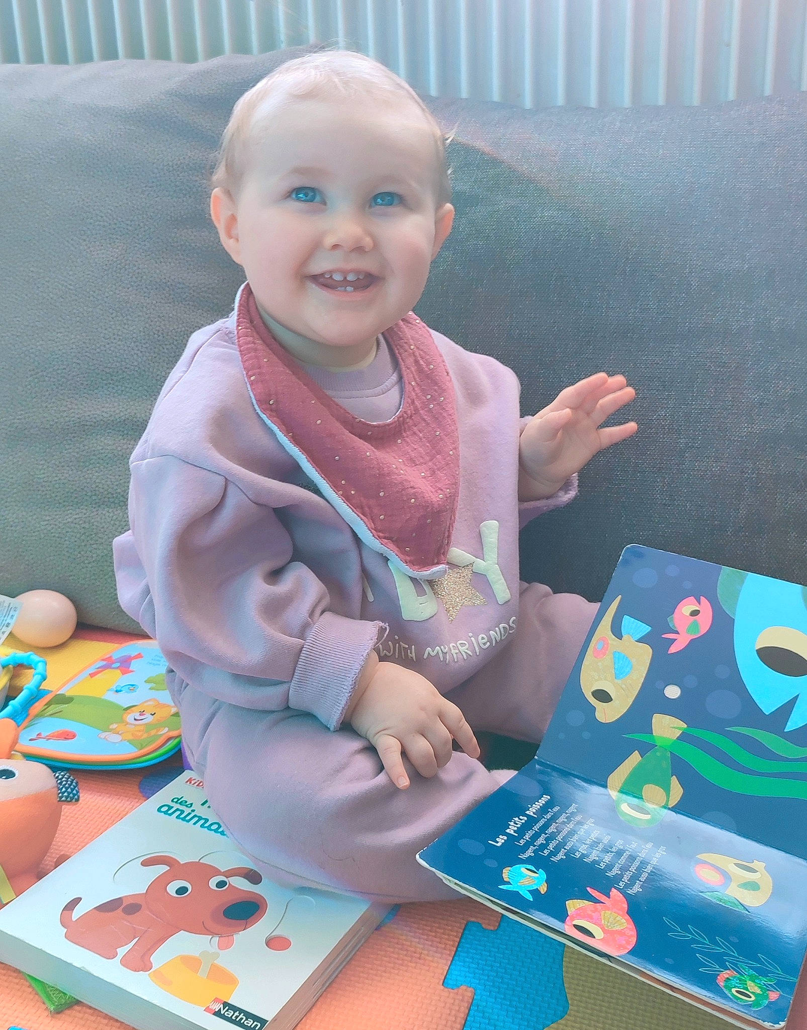 Valentine a rejoint le concours — aidez-le/la à gagner de superbes lots ! art, baby, baby_playing_with_toys, baby_products, baby_toddler_clothing, book, child, event, finger, fun, happy, joy, leisure, person, play, publication, reading, recreation, room, smile