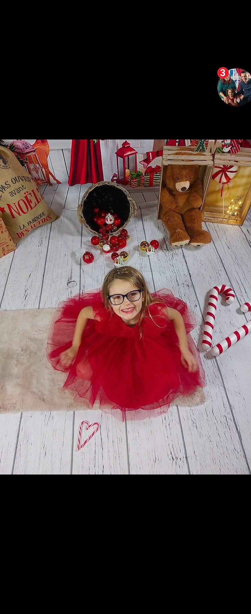 Louane participe au concours pour gagner de l'argent avec cette photo : child, event, eyewear, fashion_accessory, flooring, fun, gift_wrapping, happy, jewellery, joy, leisure, magenta, pattern, peach, person, red, room, selfie, sitting, smile